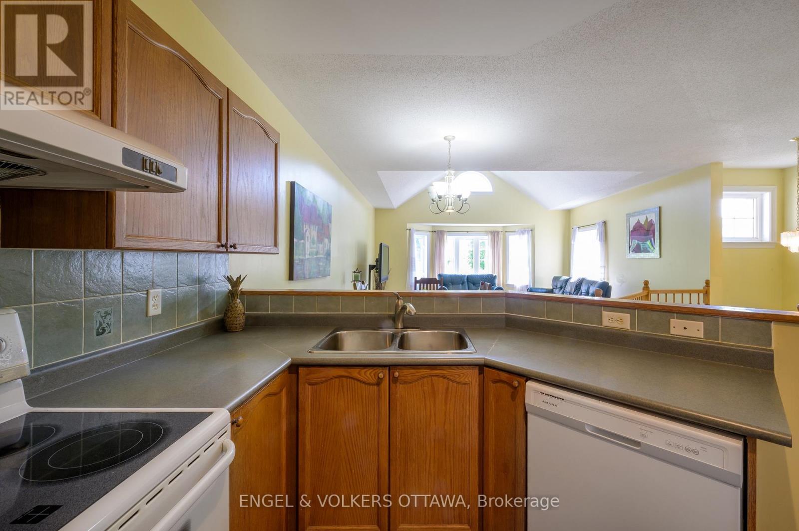 43 Castle Glen Crescent, Ottawa, Ontario  K2L 4G9 - Photo 9 - X12202084