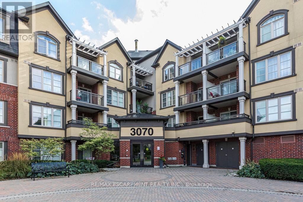 401 - 3070 Rotary Way, Burlington, Ontario  L7M 0H1 - Photo 1 - W12201794