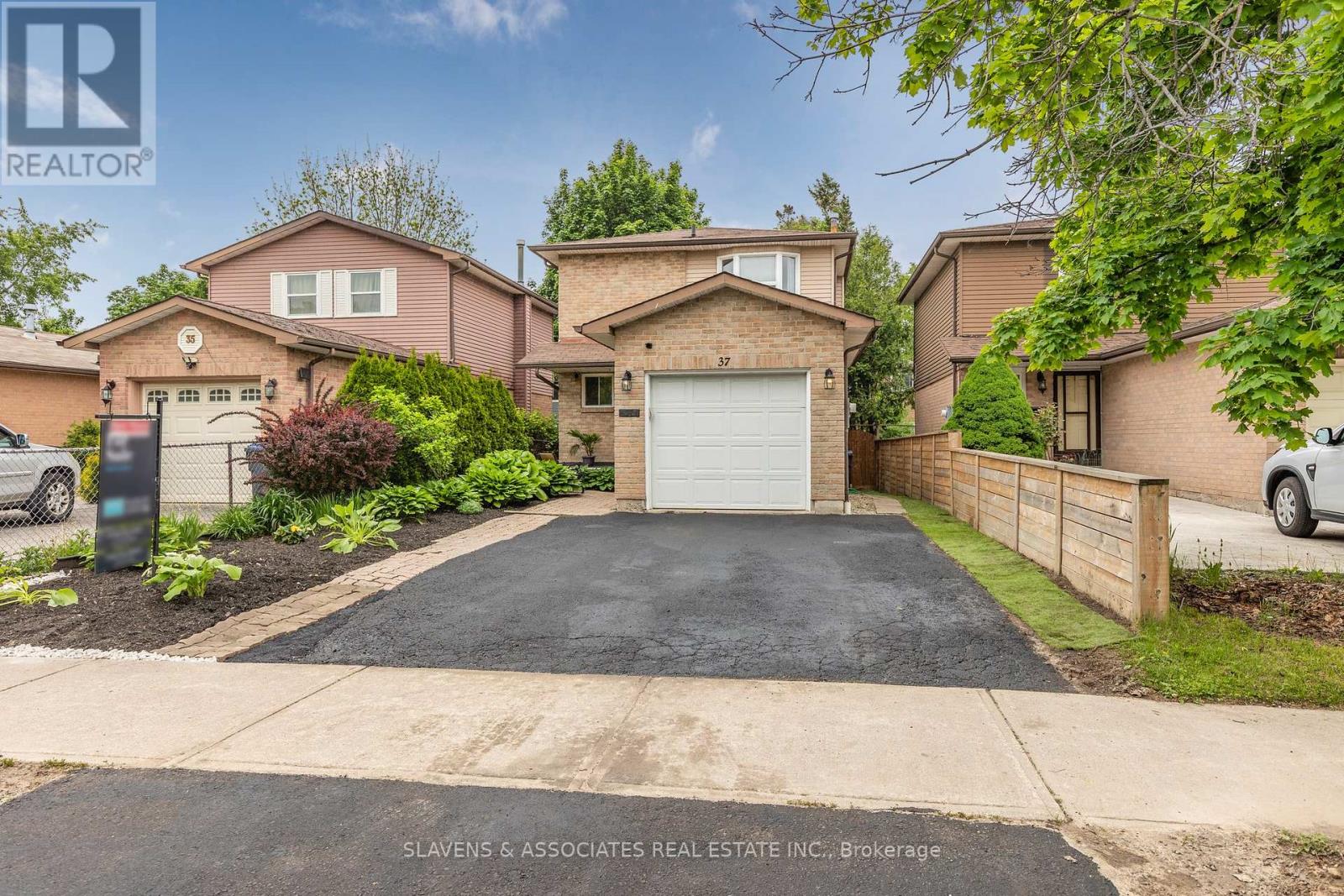 37 Vodden Street W, Brampton, Ontario  L6X 2W6 - Photo 2 - W12201851