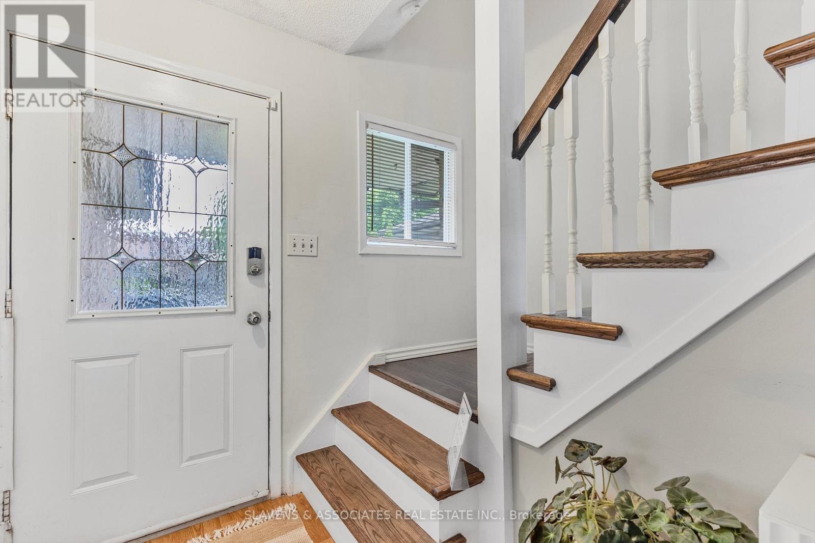 37 Vodden Street W, Brampton, Ontario  L6X 2W6 - Photo 4 - W12201851