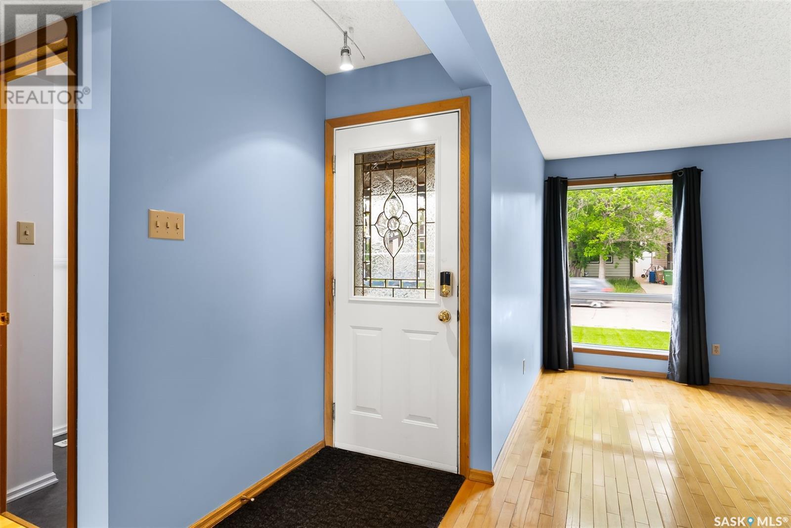 863 Athlone Drive N, Regina, Saskatchewan  S4X 2G7 - Photo 2 - SK008252
