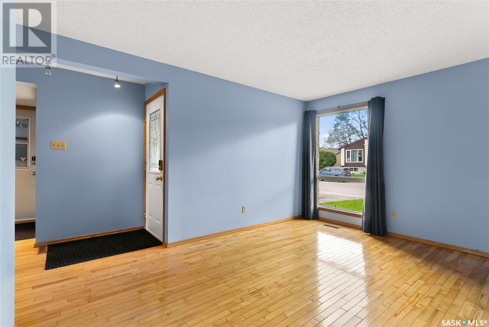 863 Athlone Drive N, Regina, Saskatchewan  S4X 2G7 - Photo 3 - SK008252