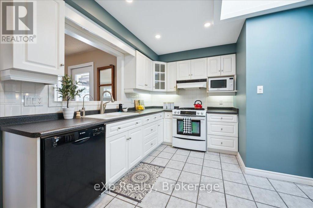28 Elmhurst Crescent, Guelph (Junction/onward Willow), Ontario  N1H 6C7 - Photo 8 - X12100501