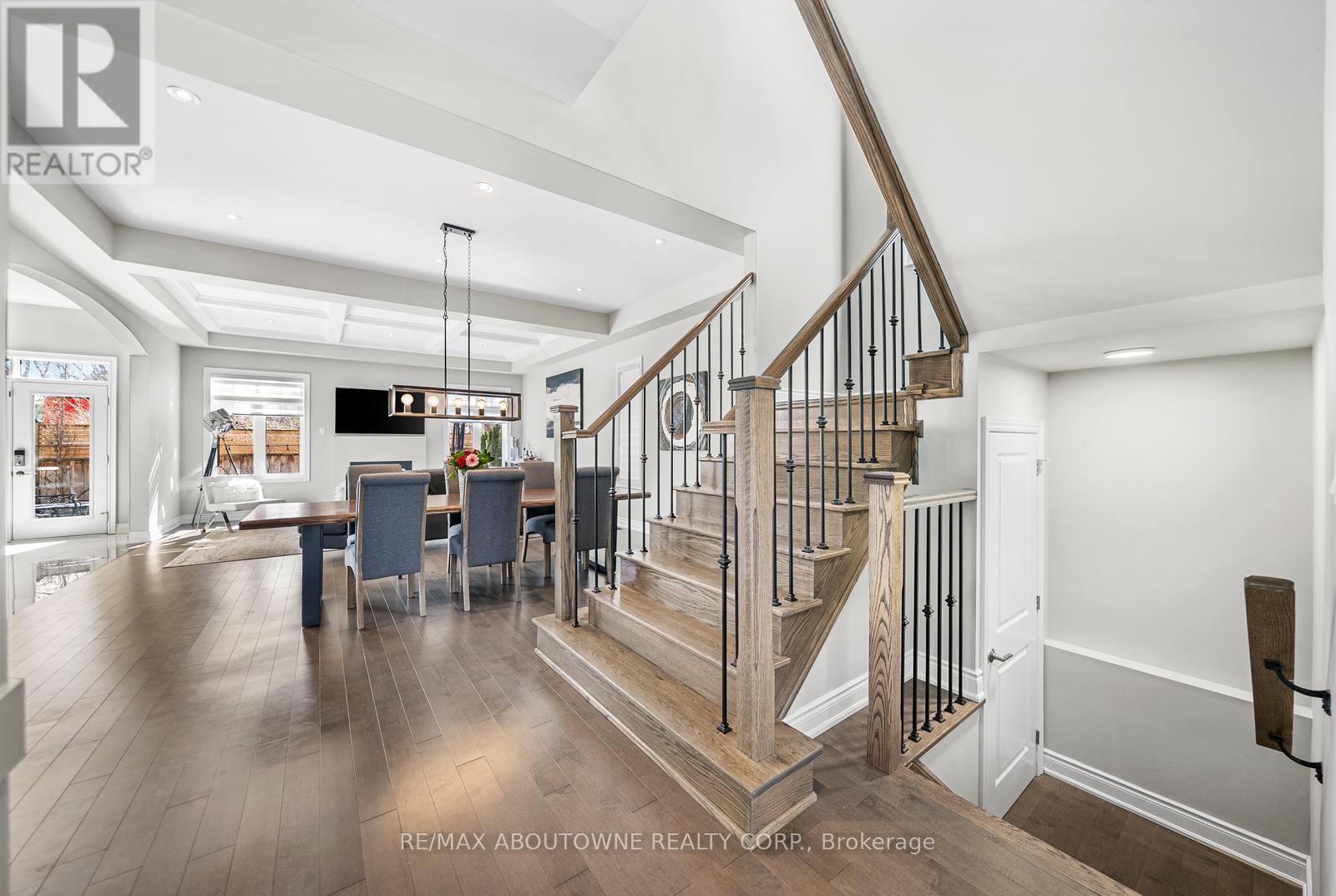 114 Waterview Common, Oakville, Ontario  L6L 0E7 - Photo 5 - W12033543