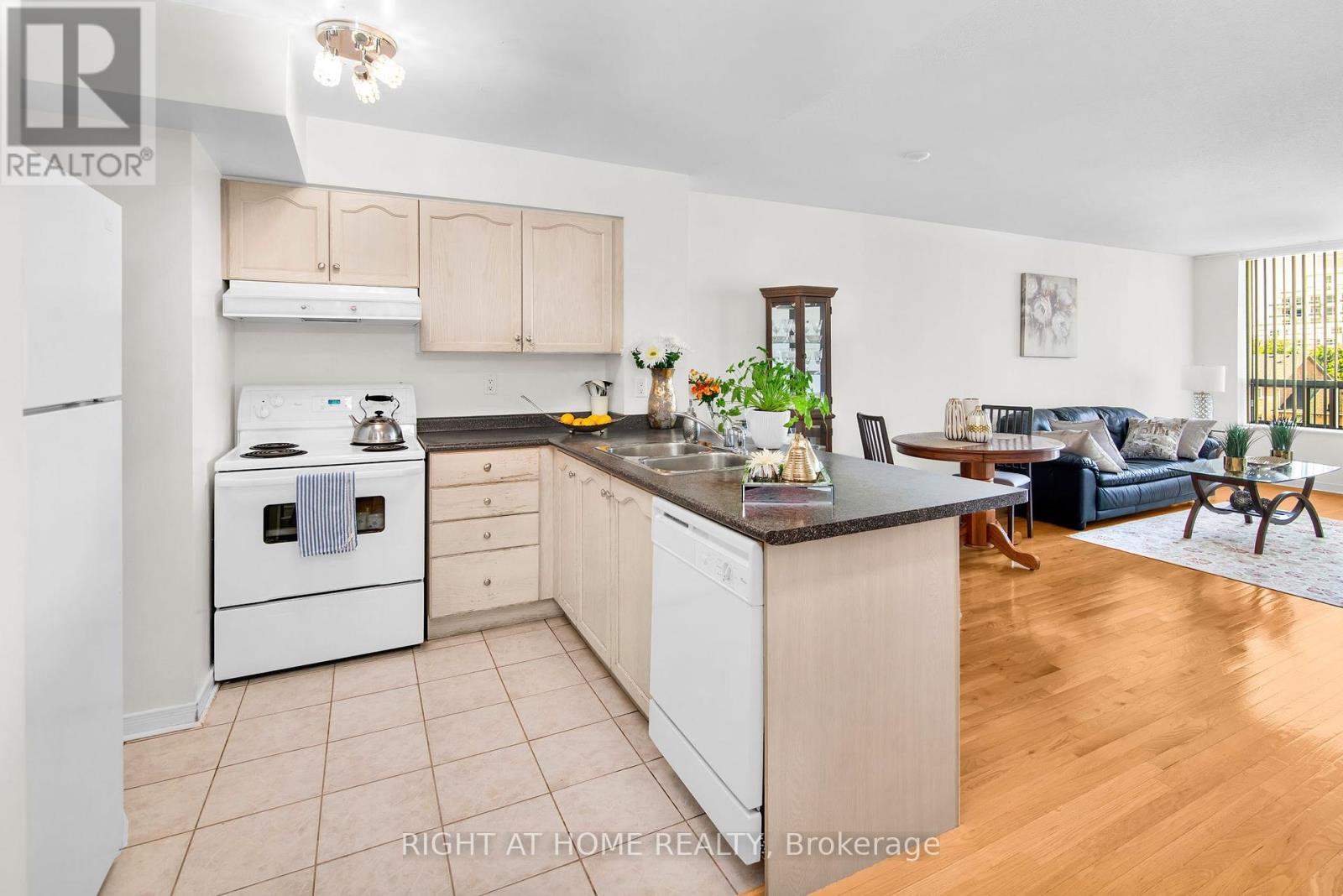 404 - 19 Northern Heights Drive, Richmond Hill, Ontario  L4B 4M4 - Photo 4 - N12202002