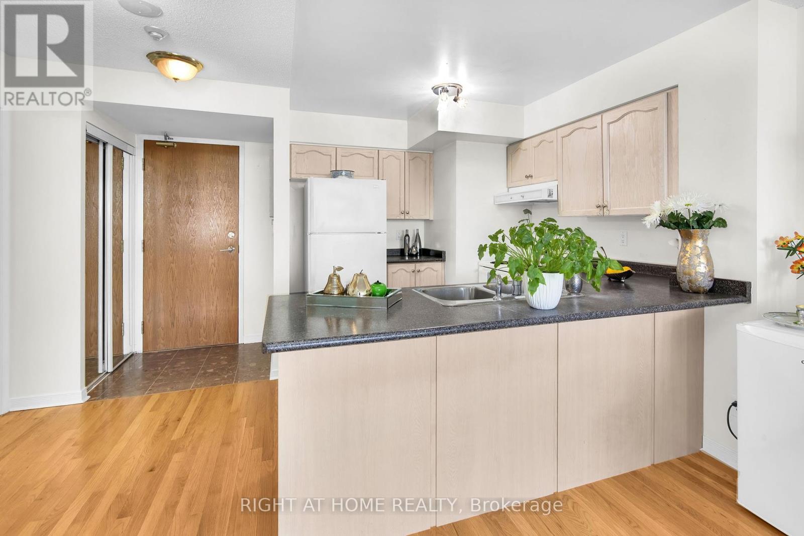 404 - 19 Northern Heights Drive, Richmond Hill, Ontario  L4B 4M4 - Photo 5 - N12202002