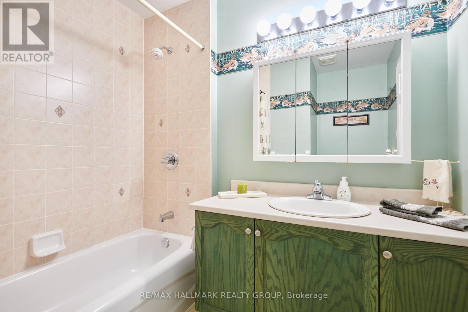 56 Roseanne Lane, Ottawa, Ontario  K1B 1C2 - Photo 23 - X12201512