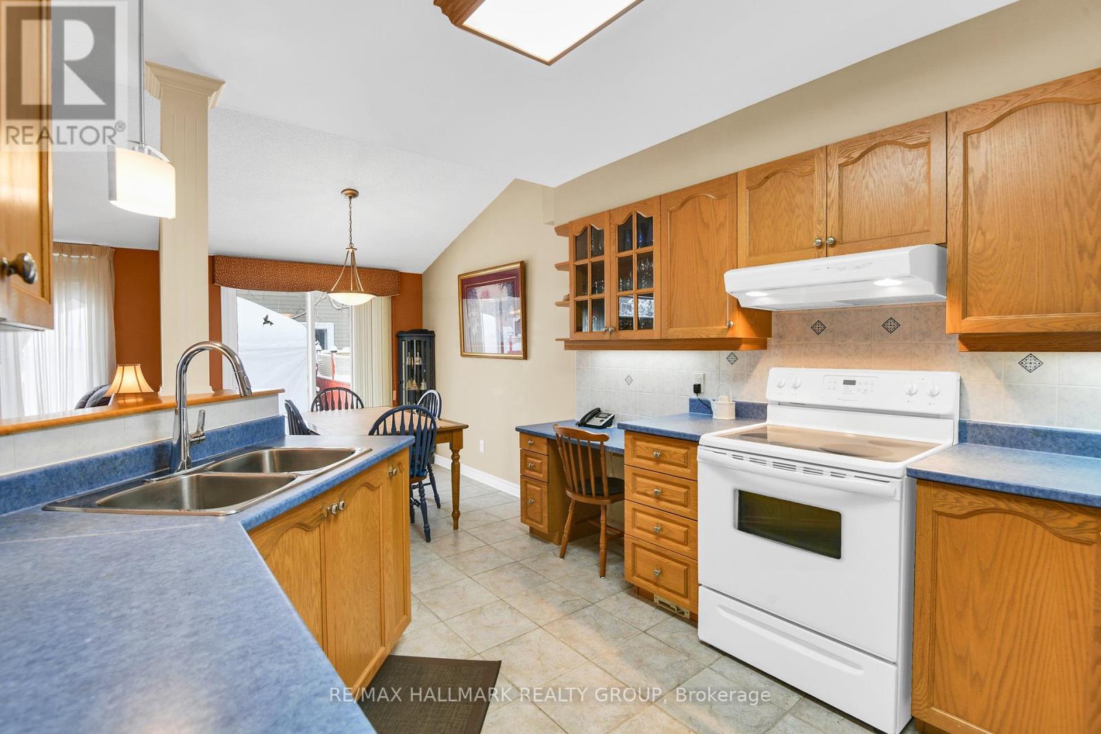 56 Roseanne Lane, Ottawa, Ontario  K1B 1C2 - Photo 11 - X12201512
