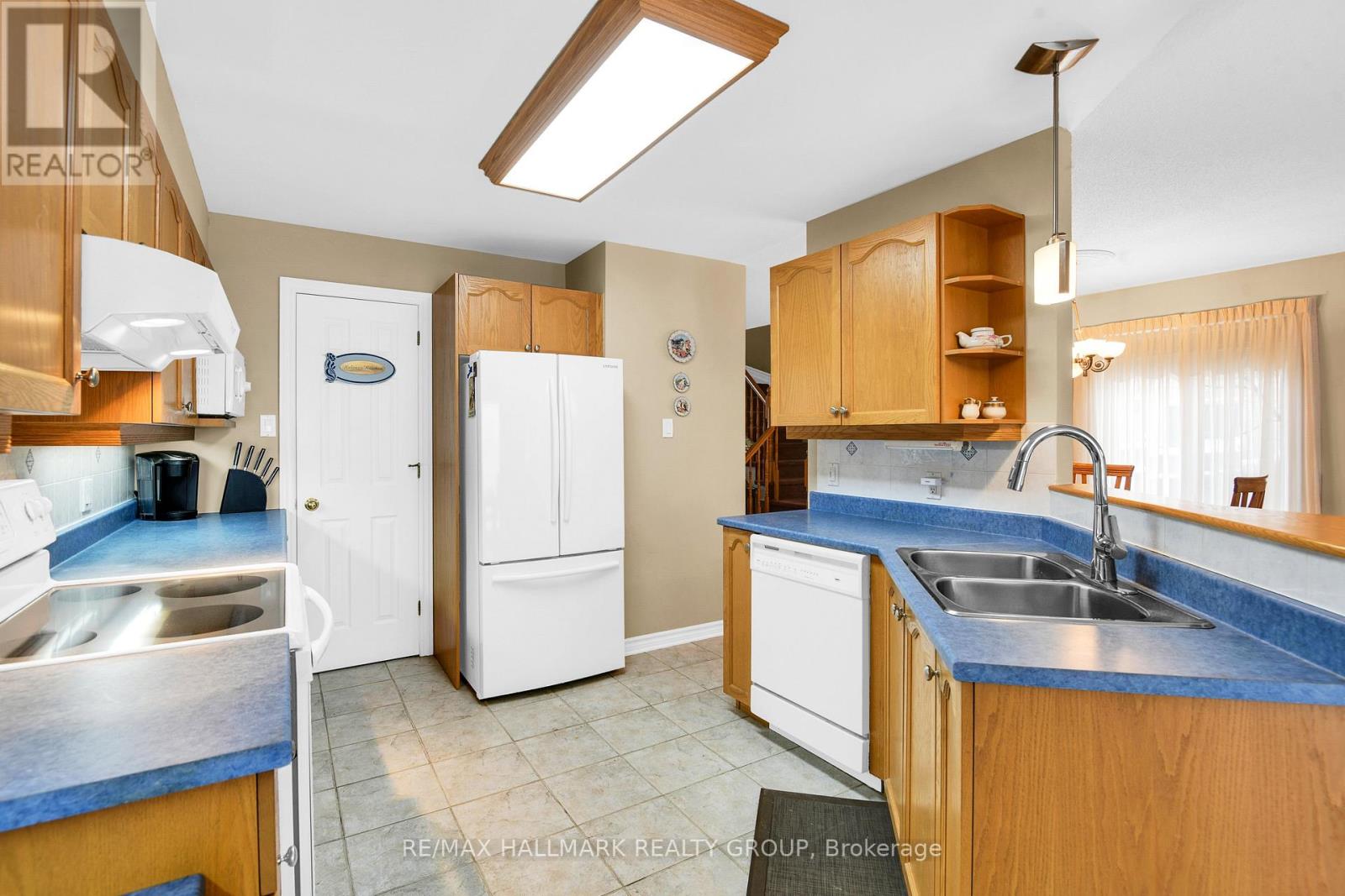 56 Roseanne Lane, Ottawa, Ontario  K1B 1C2 - Photo 13 - X12201512
