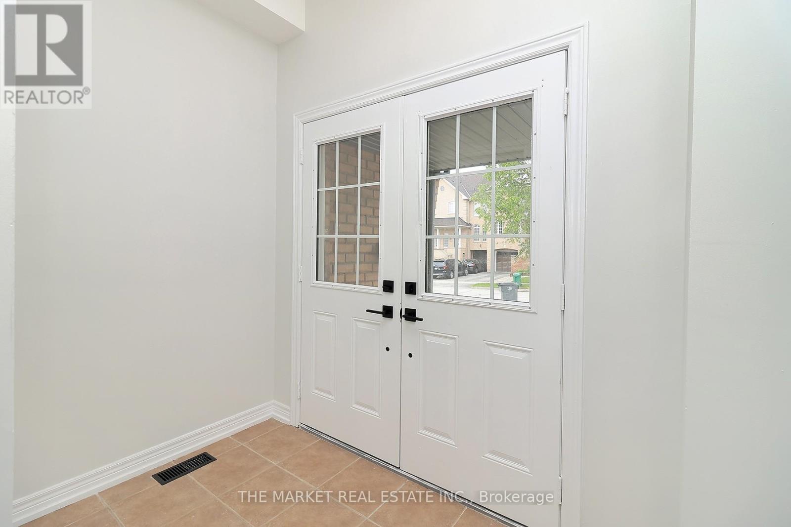52 Pefferlaw Circle, Brampton, Ontario  L6Y 0K1 - Photo 4 - W12201902