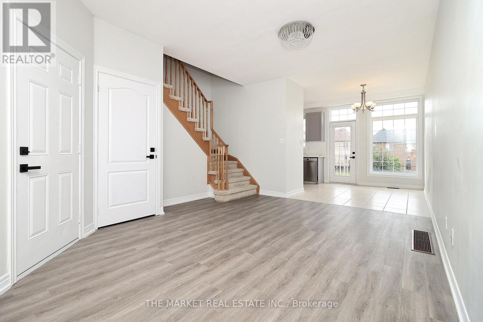 52 Pefferlaw Circle, Brampton, Ontario  L6Y 0K1 - Photo 5 - W12201902