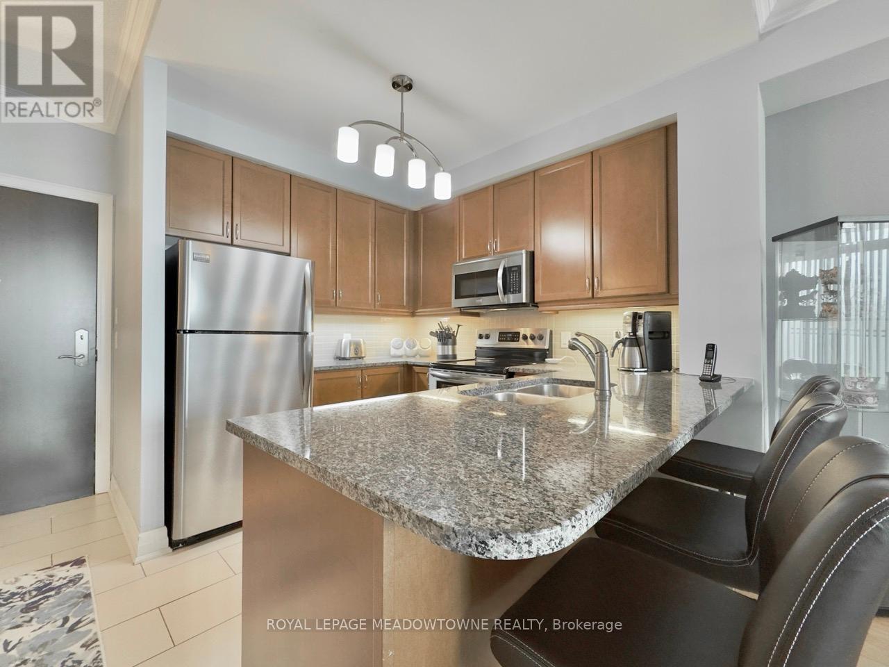 403 - 100 John Street, Brampton, Ontario  L6W 0A8 - Photo 7 - W12201925