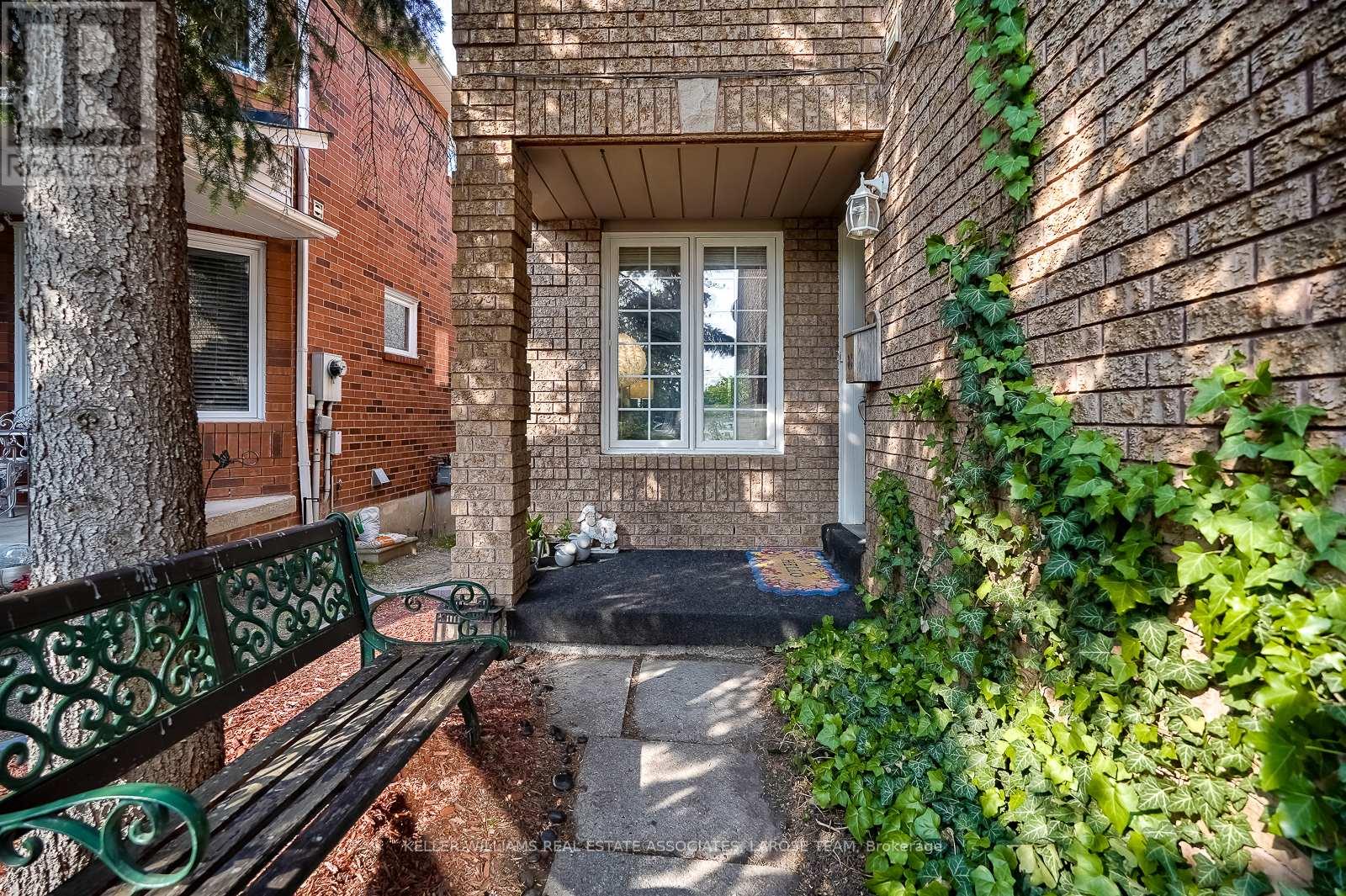 6945 Gracefield Drive, Mississauga, Ontario  L5N 6T9 - Photo 5 - W12201953