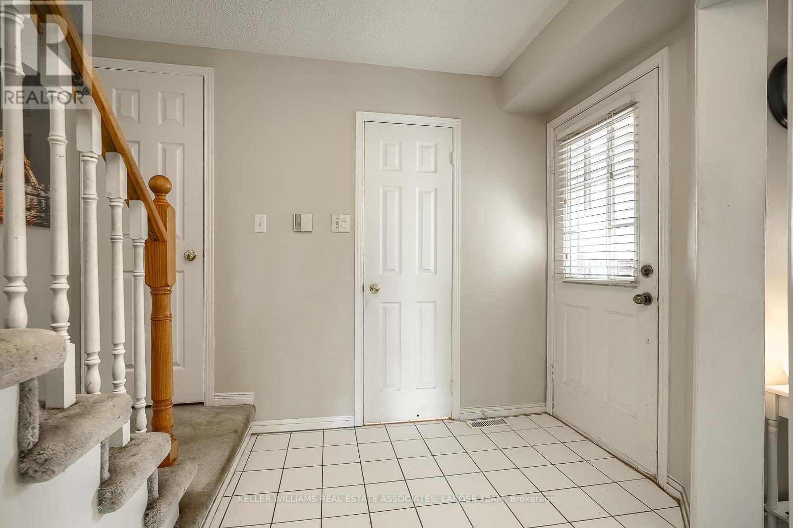 6945 Gracefield Drive, Mississauga, Ontario  L5N 6T9 - Photo 6 - W12201953