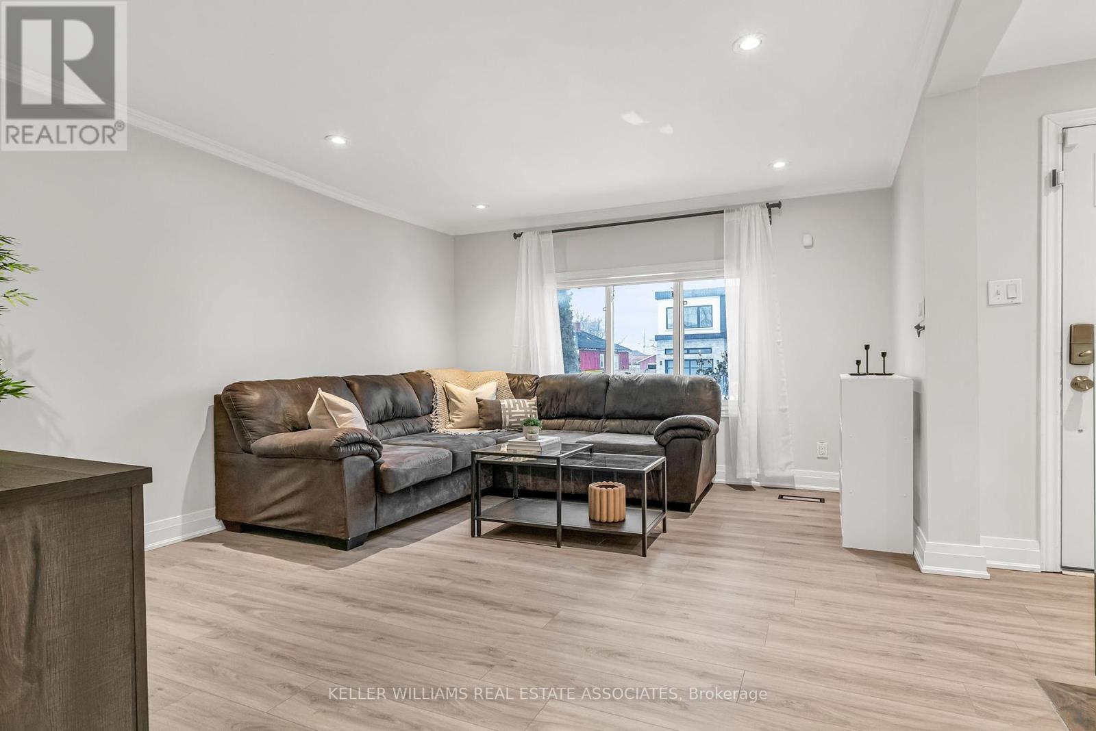 1034 Meredith Avenue, Mississauga, Ontario  L5E 2C7 - Photo 7 - W12201955