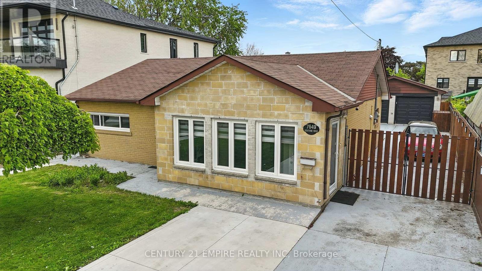 7649 Redstone Road, Mississauga, Ontario  L4T 2B7 - Photo 3 - W12202064