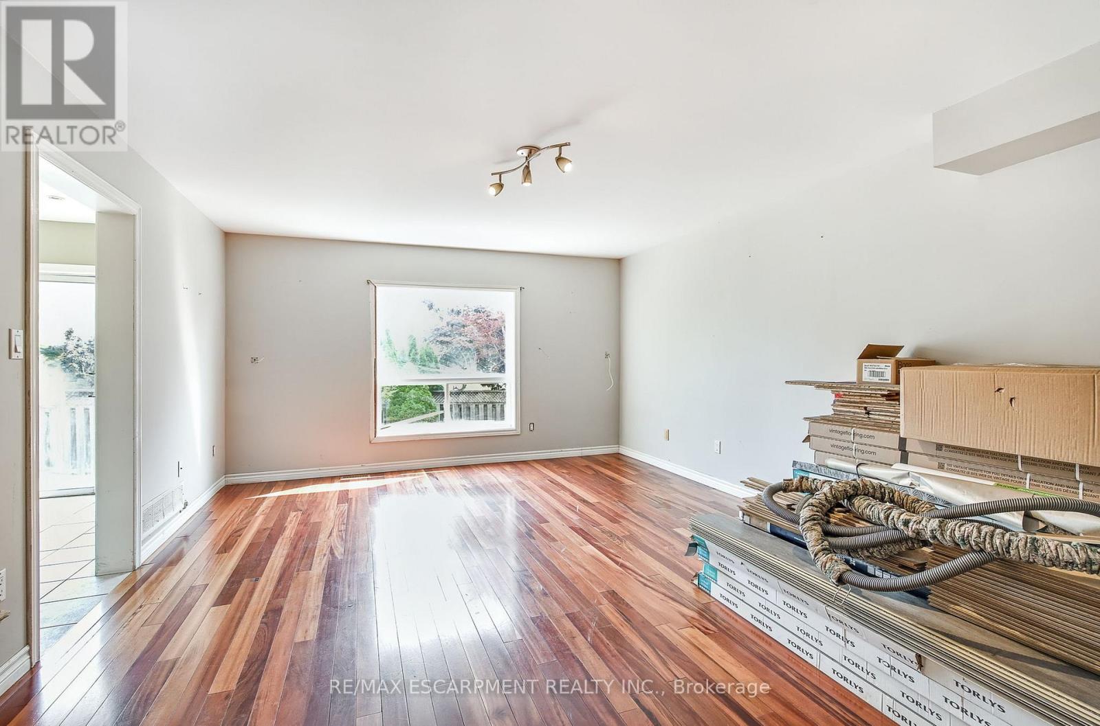 573 Enfield Road, Burlington, Ontario  L7T 2X5 - Photo 5 - W12202082