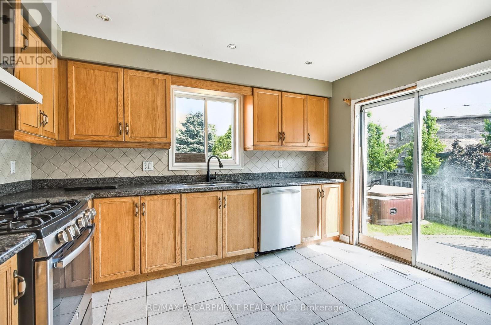 573 Enfield Road, Burlington, Ontario  L7T 2X5 - Photo 7 - W12202082