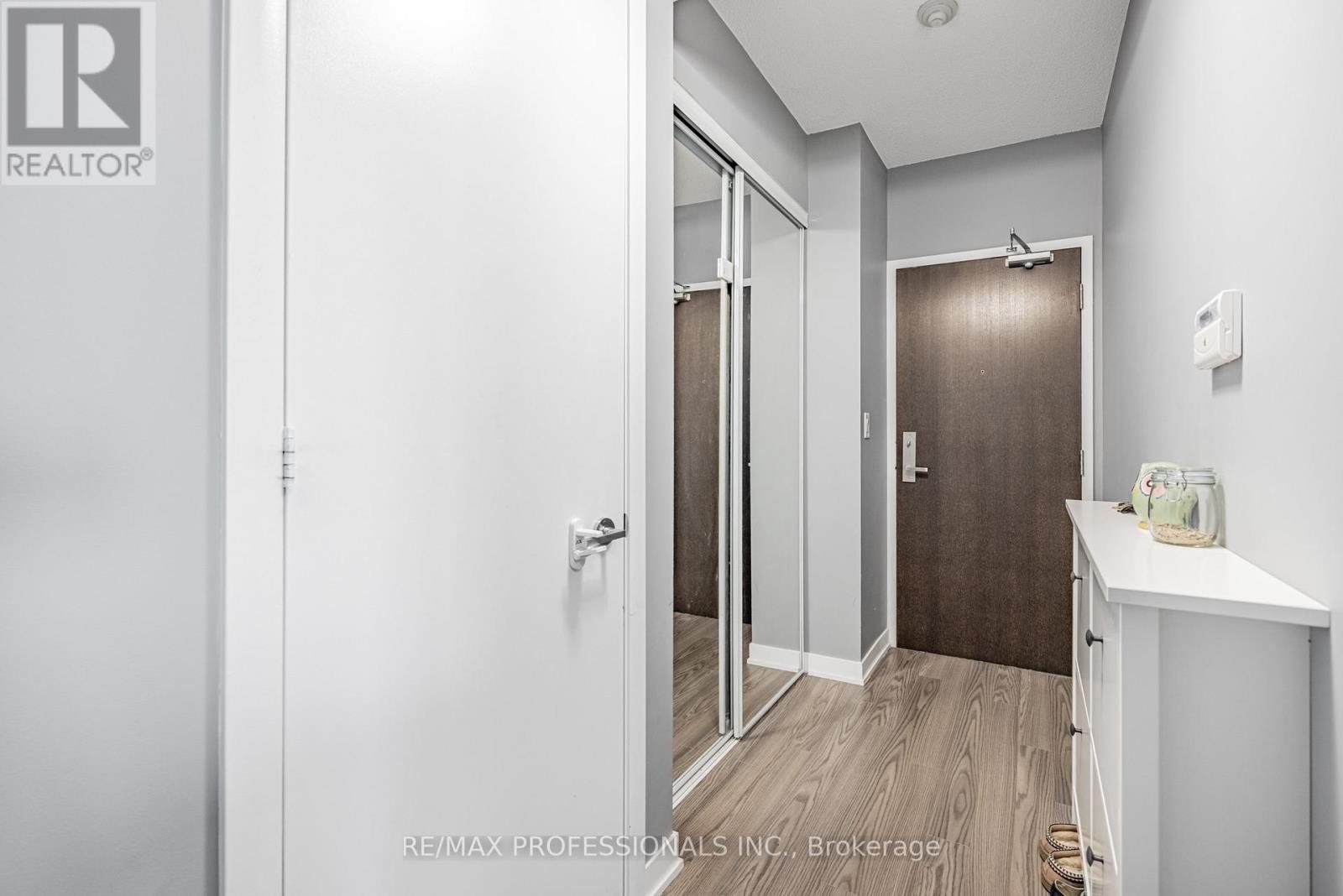 1132 - 165 Legion Road N, Toronto, Ontario  M8Y 0B3 - Photo 2 - W12202112