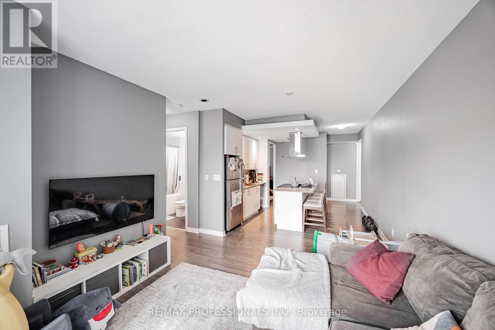 1132 - 165 Legion Road N, Toronto, Ontario  M8Y 0B3 - Photo 3 - W12202112