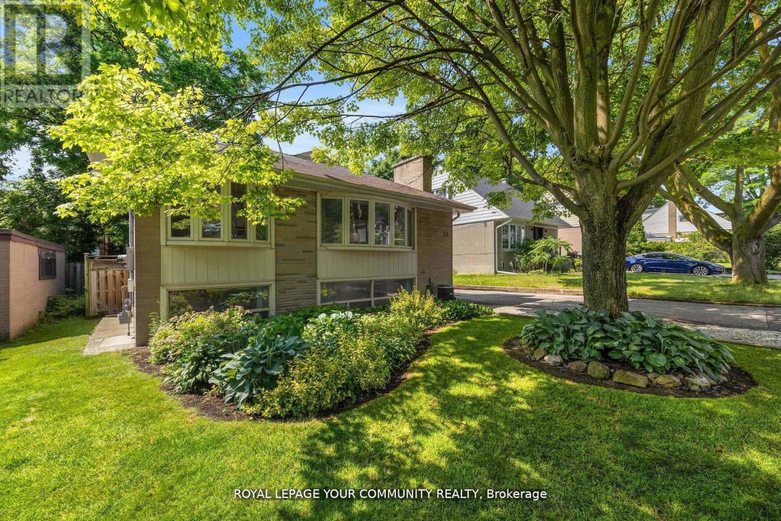 11 Braywin Drive, Toronto, Ontario  M9P 2N9 - Photo 2 - W12202126