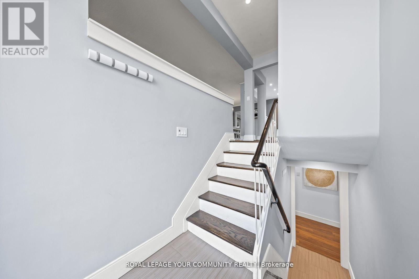 11 Braywin Drive, Toronto, Ontario  M9P 2N9 - Photo 6 - W12202126