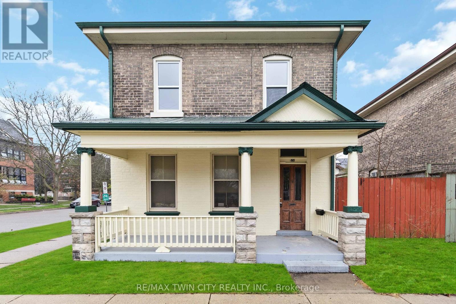 UPPER - 55 RICHMOND STREET, Brantford, Ontario