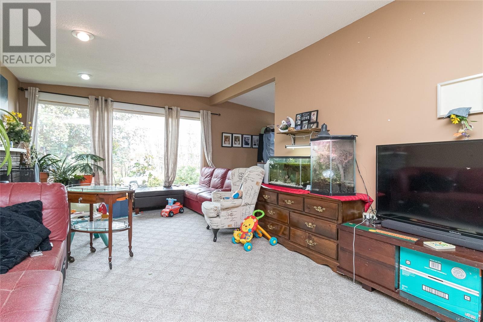 Property at 915 Rex Rd image 4