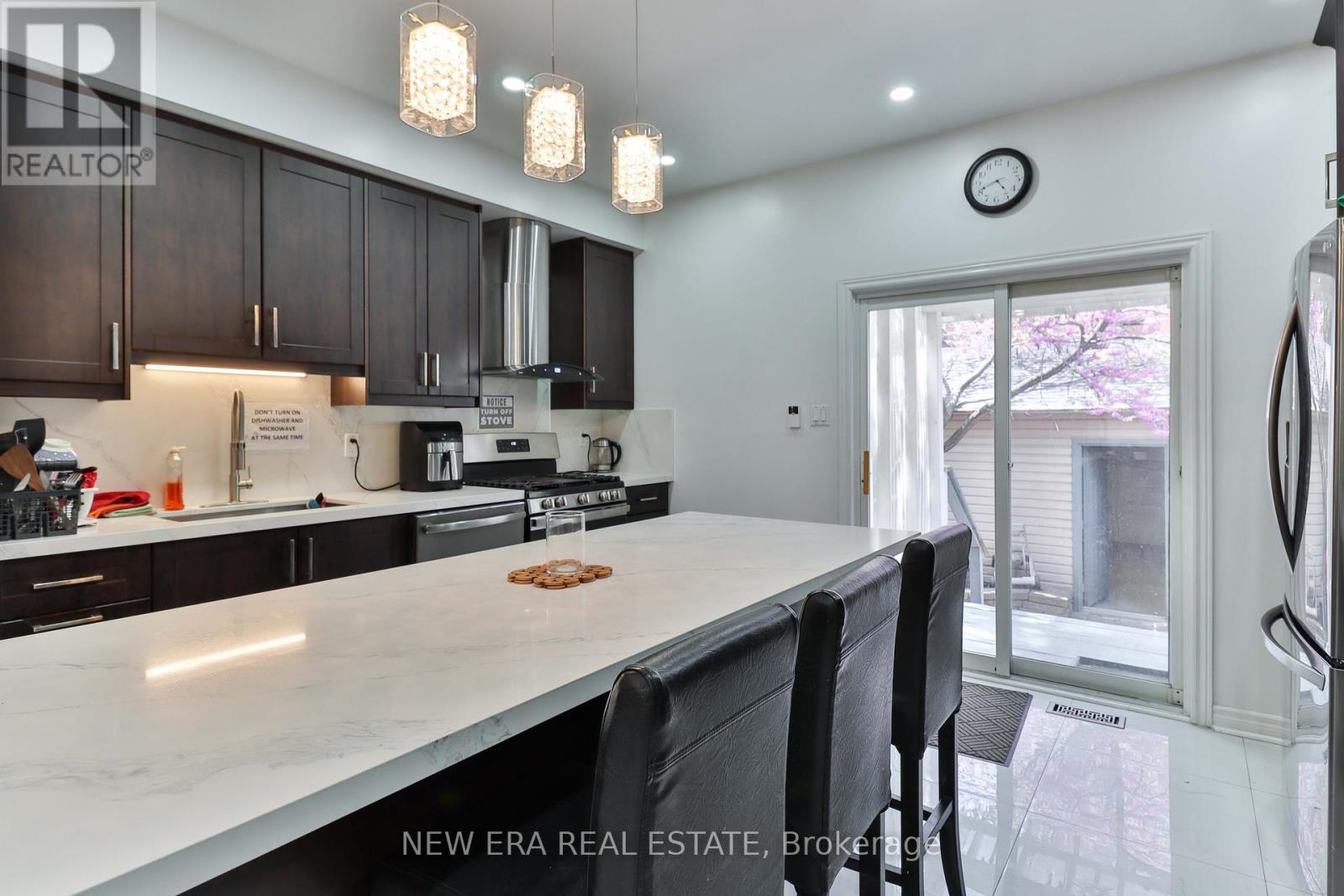 242 George Street, Toronto, Ontario  M5A 2N1 - Photo 11 - C12202181