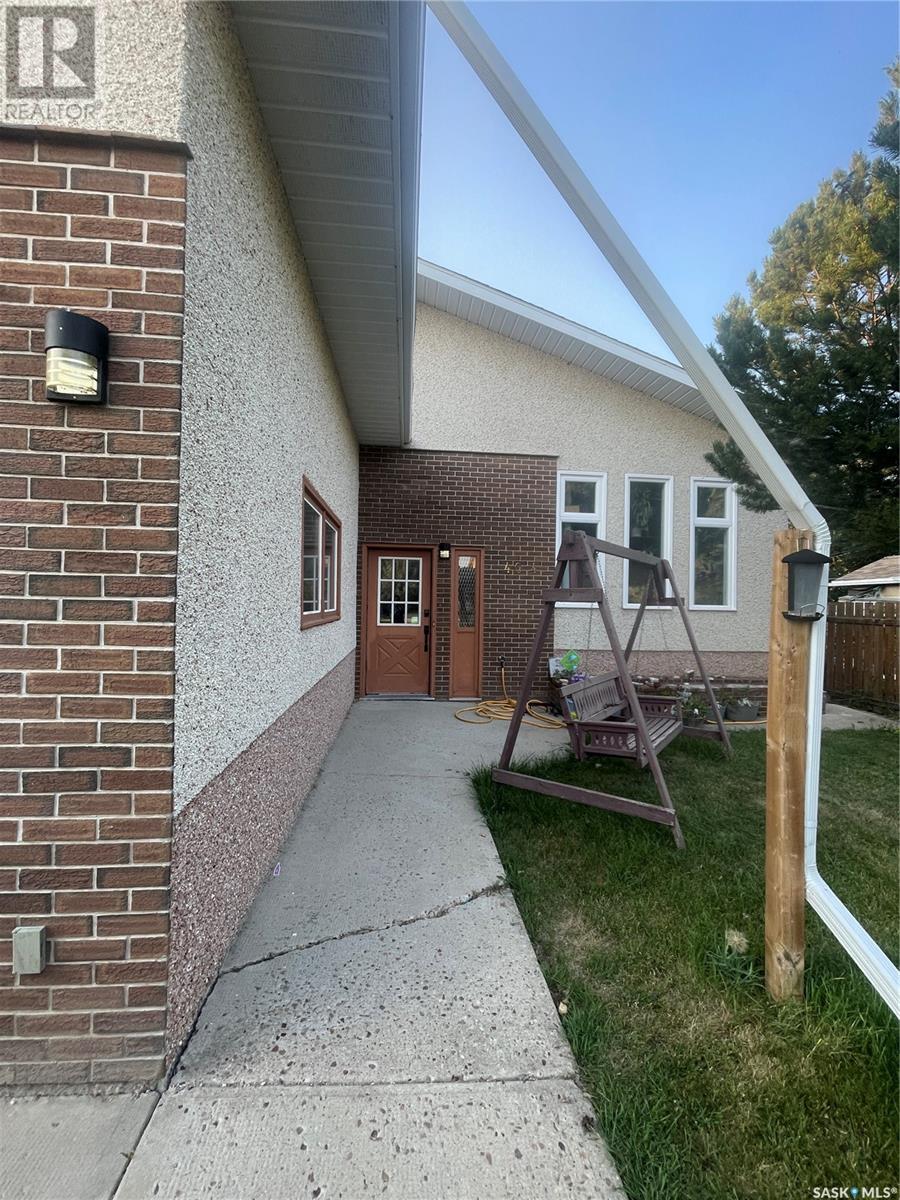 404 Parsons Avenue, Maple Creek, Saskatchewan  S0N 1N0 - Photo 3 - SK981056