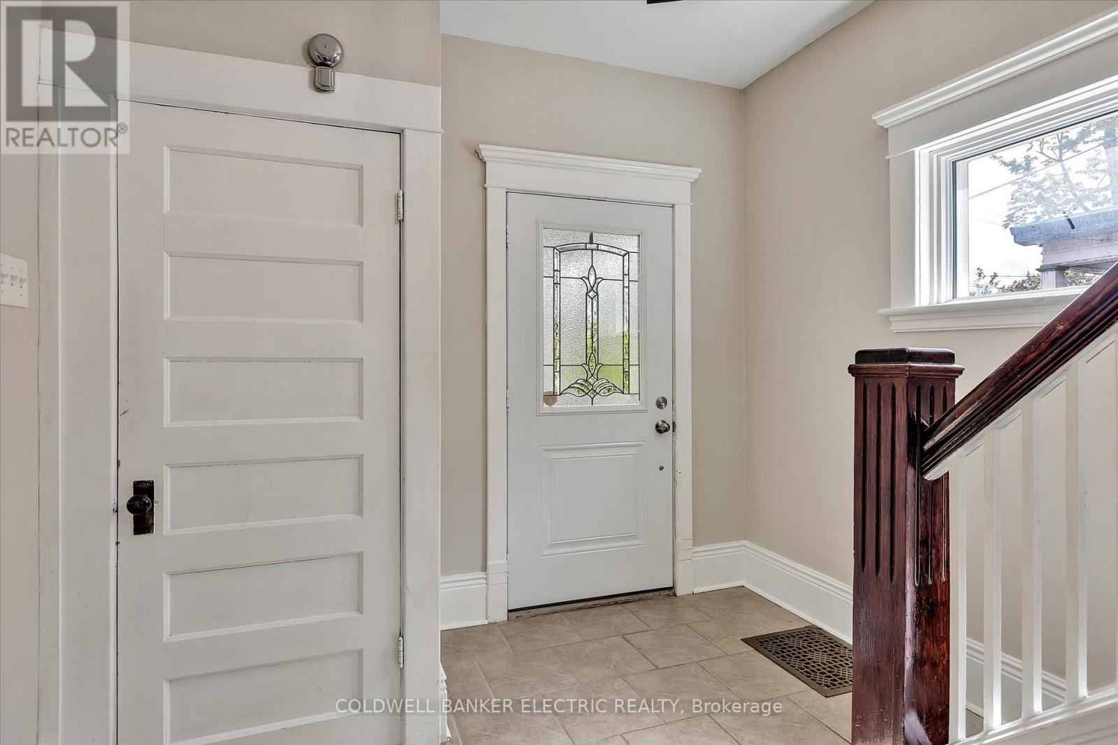 202 Braidwood Avenue, Peterborough South, Ontario  K9J 1V1 - Photo 4 - X12202357