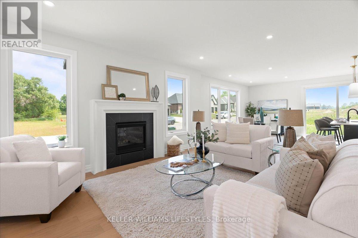 39 East Glen Drive, Lambton Shores, Ontario  N0M 1B0 - Photo 6 - X12202253