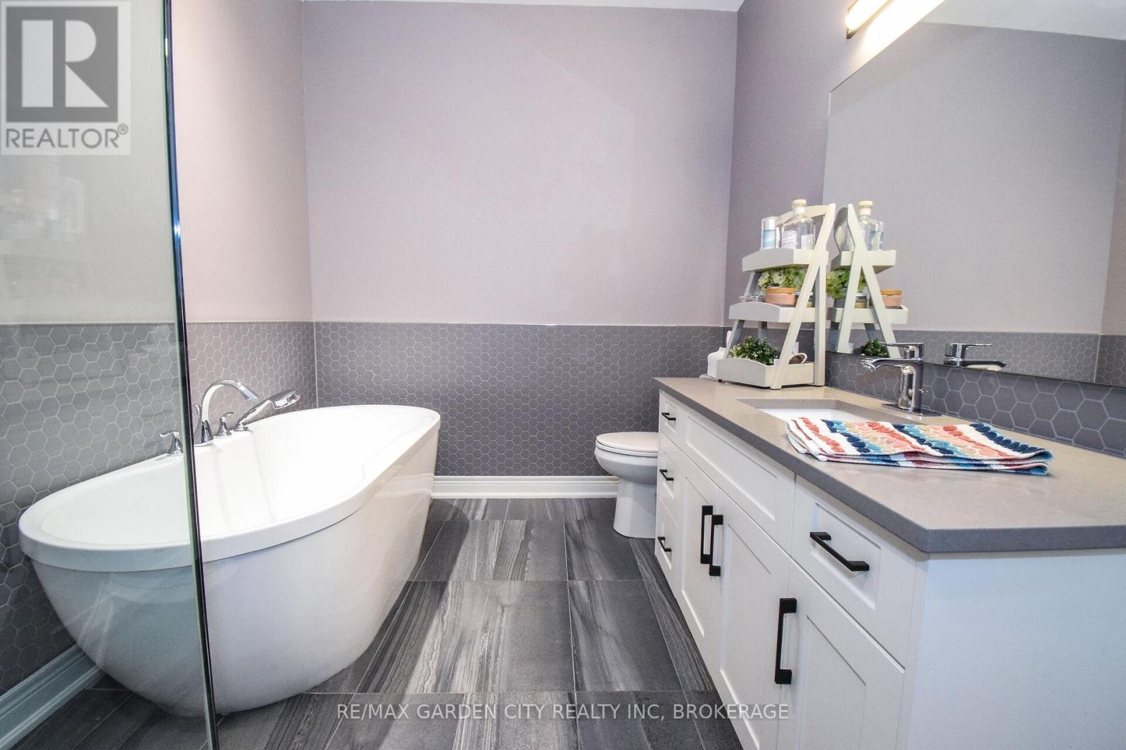 2 Sassafras Row, Fort Erie, Ontario  L0S 1N0 - Photo 21 - X12202275