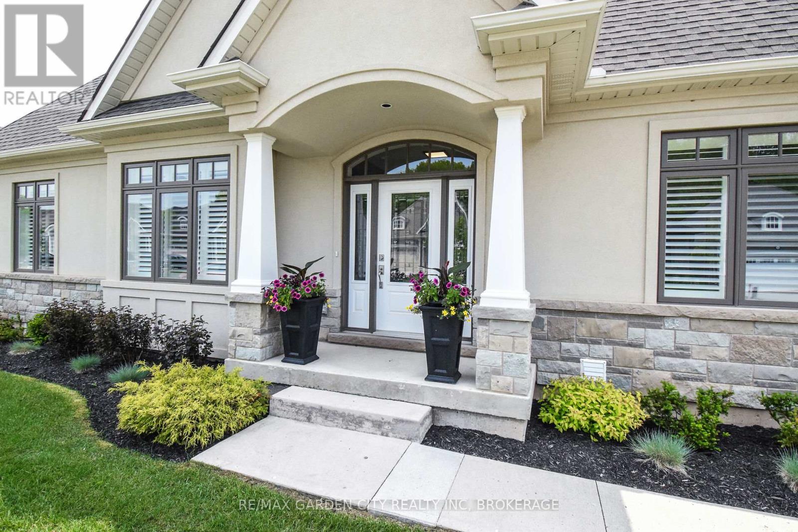 2 Sassafras Row, Fort Erie, Ontario  L0S 1N0 - Photo 6 - X12202275