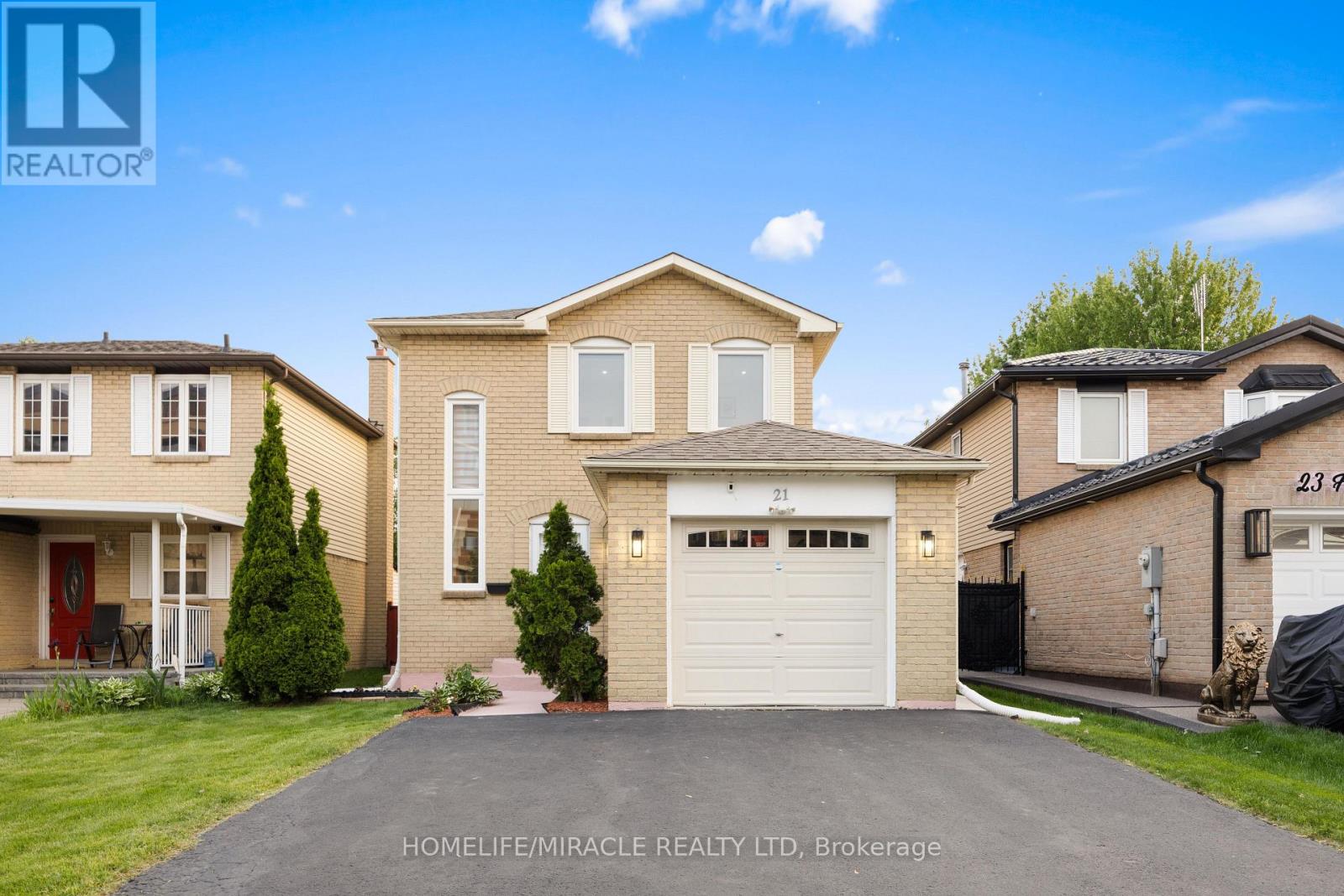 21 Folkstone Crescent, Brampton, Ontario  L6T 3M4 - Photo 2 - W12202151