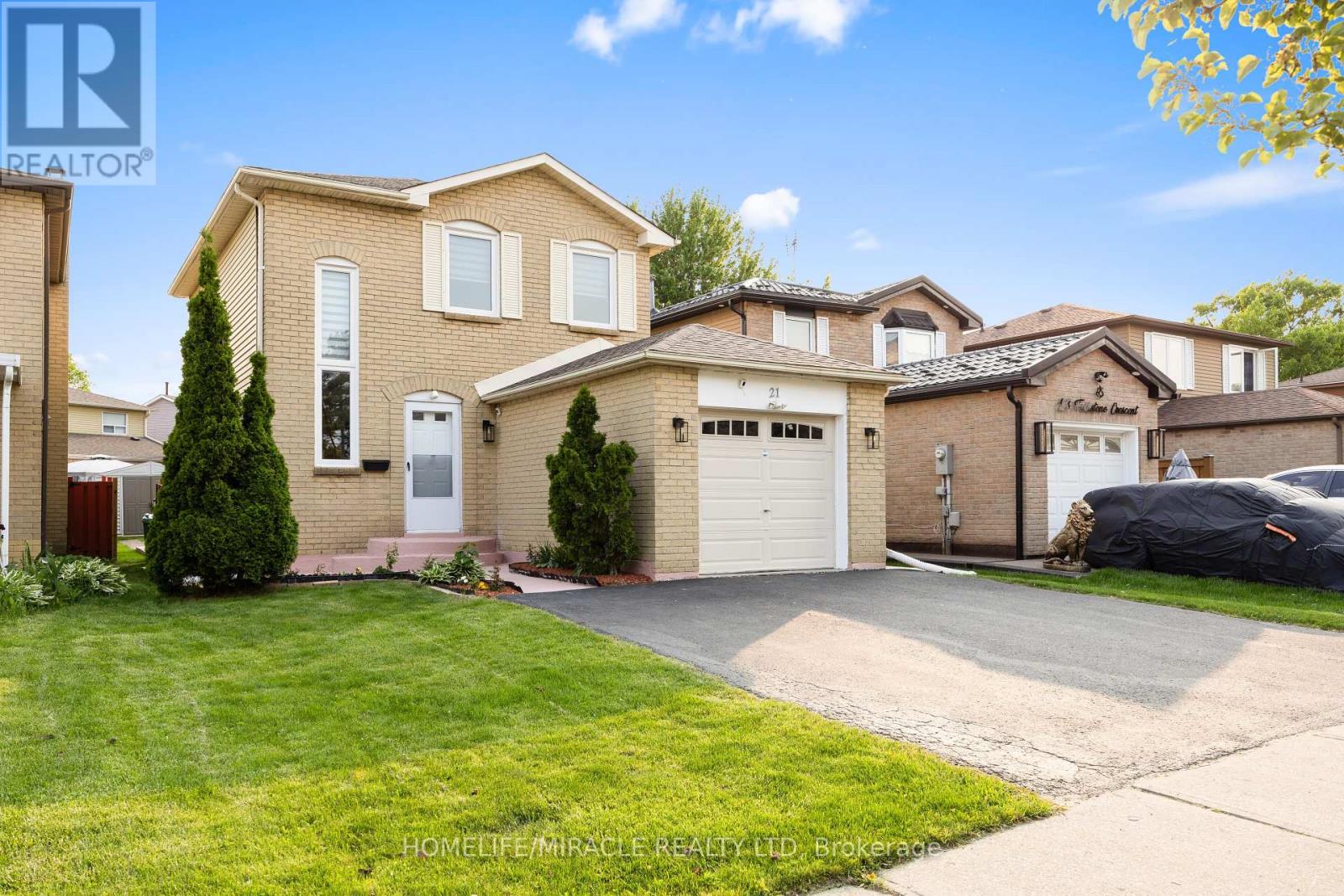 21 Folkstone Crescent, Brampton, Ontario  L6T 3M4 - Photo 3 - W12202151