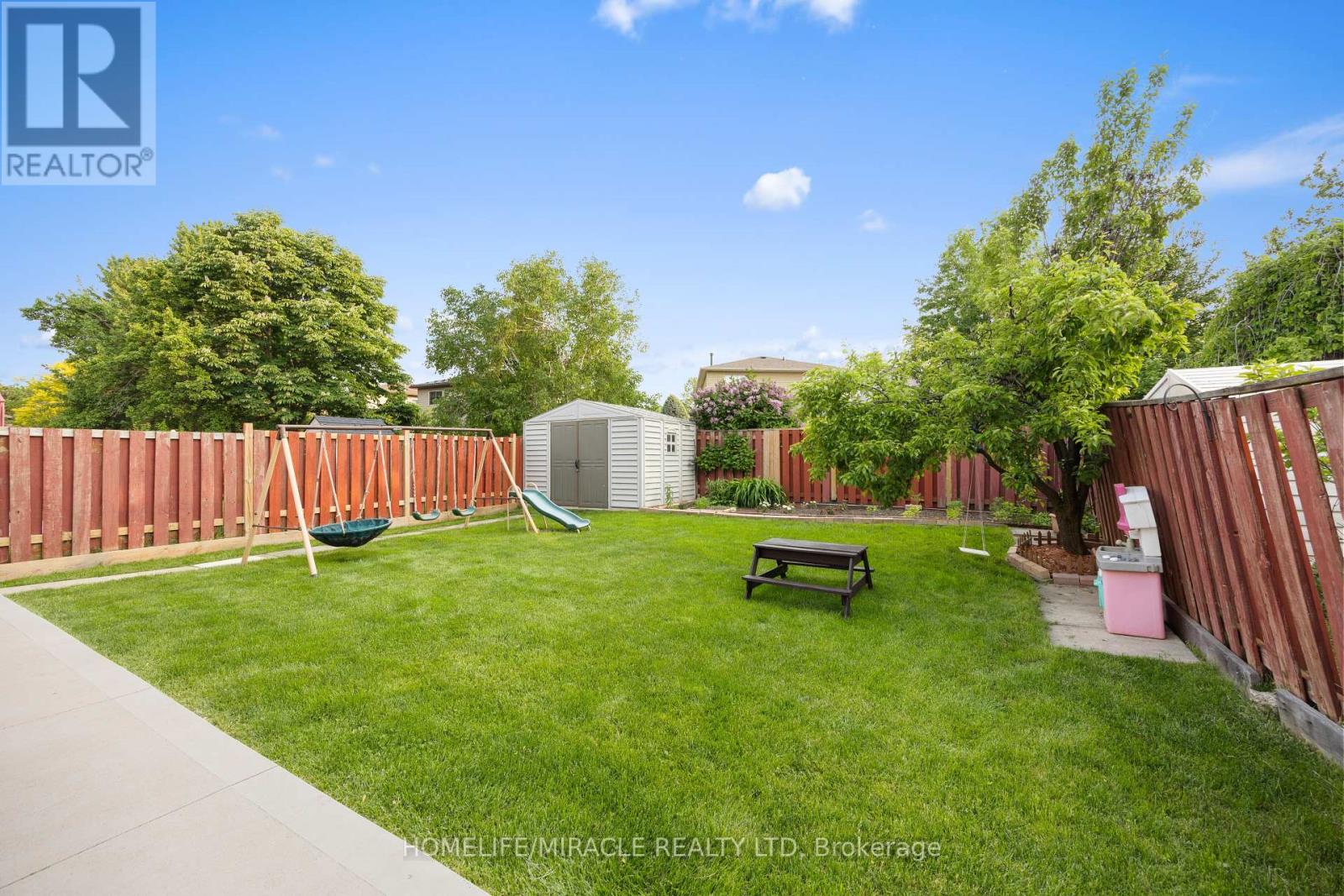 21 Folkstone Crescent, Brampton, Ontario  L6T 3M4 - Photo 7 - W12202151