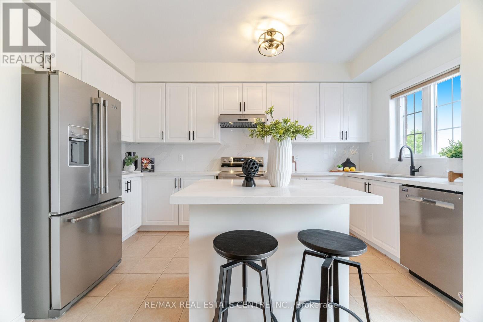 335 Hobbs Crescent, Milton, Ontario  L9T 0J3 - Photo 12 - W12202198
