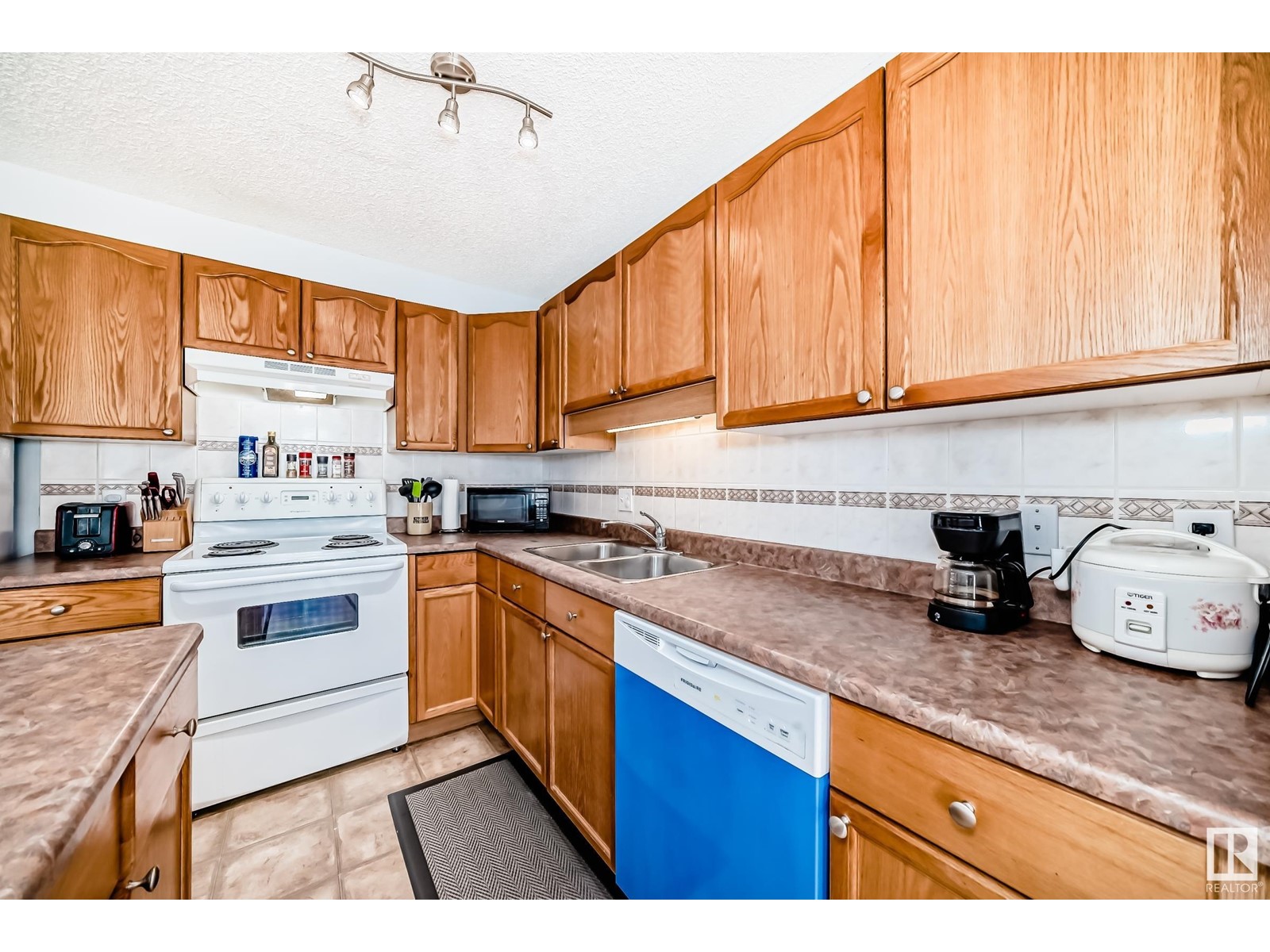 Property at 12134 16 AV SW image 5