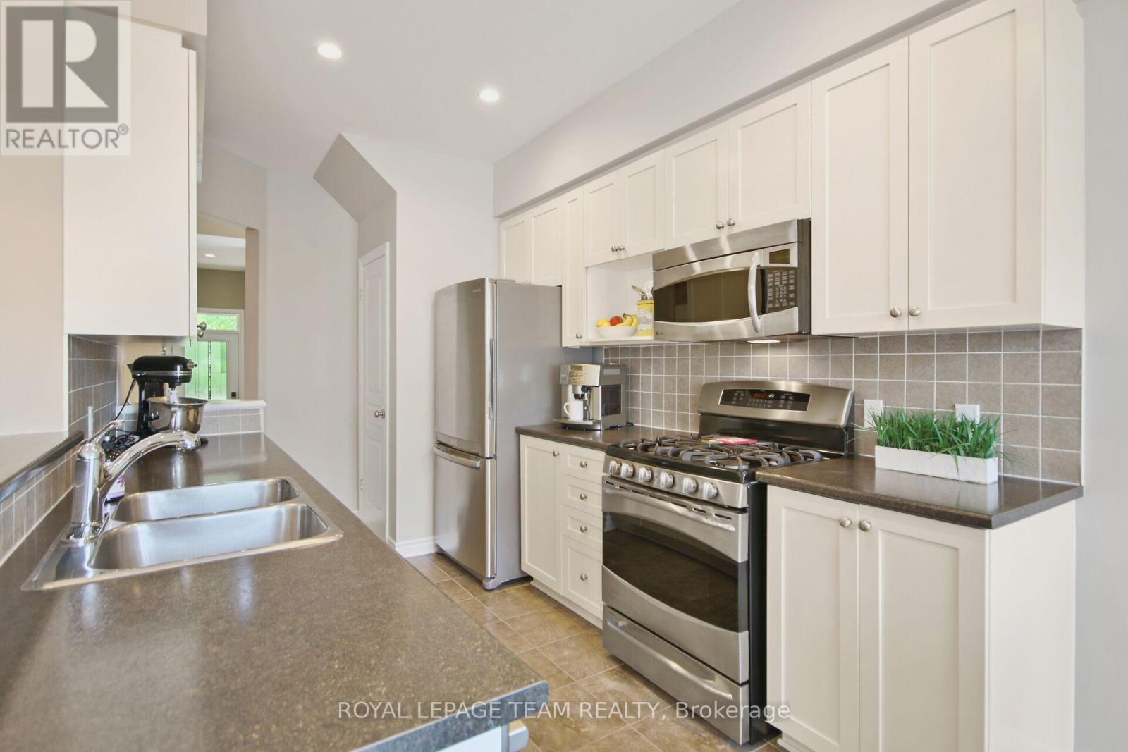 254 Celtic Ridge Crescent, Ottawa, Ontario  K2W 0C3 - Photo 3 - X12202227