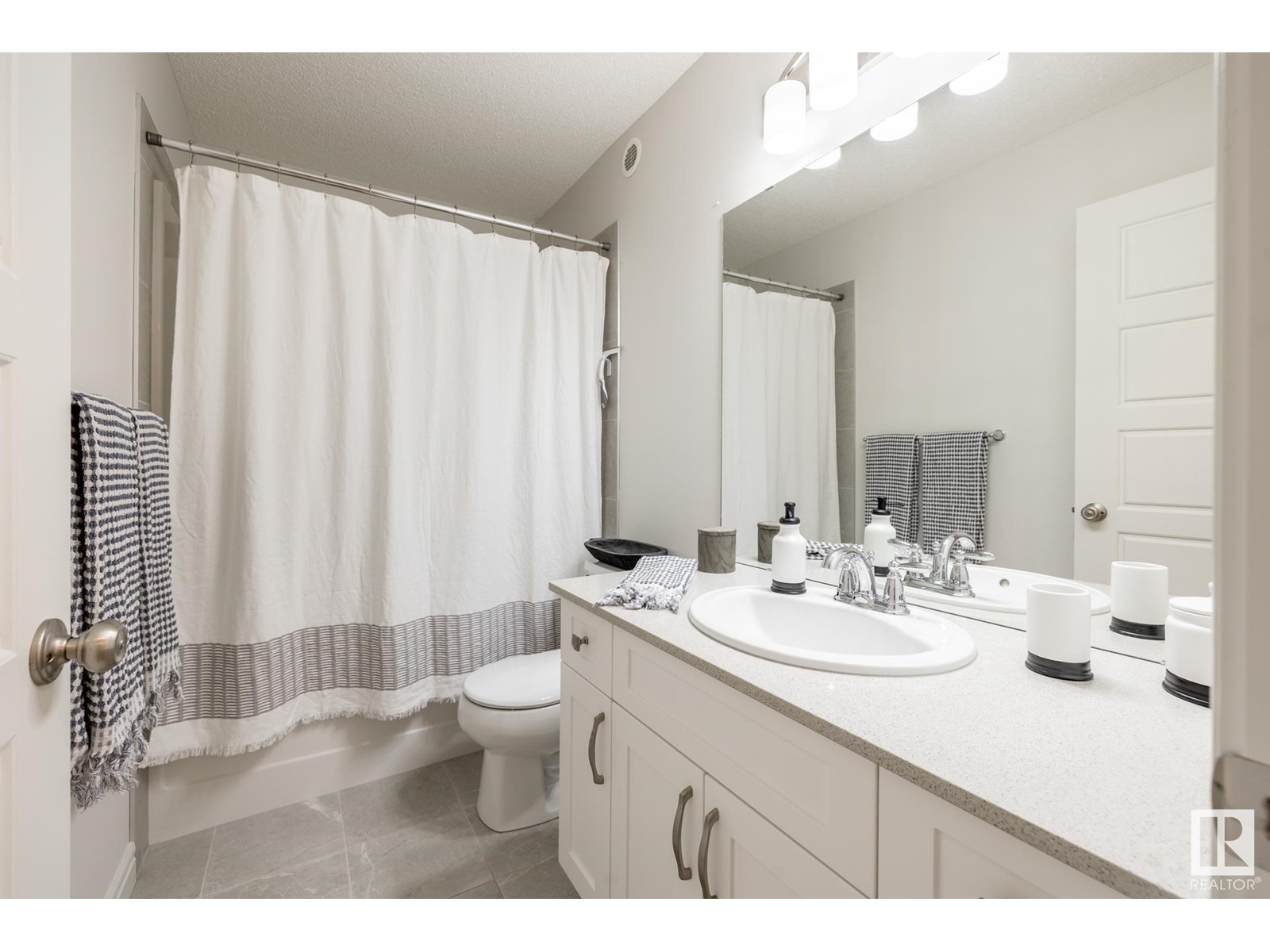 2047 Graydon Hill Cr Sw, Edmonton, Alberta  T6W 4C5 - Photo 33 - E4440858