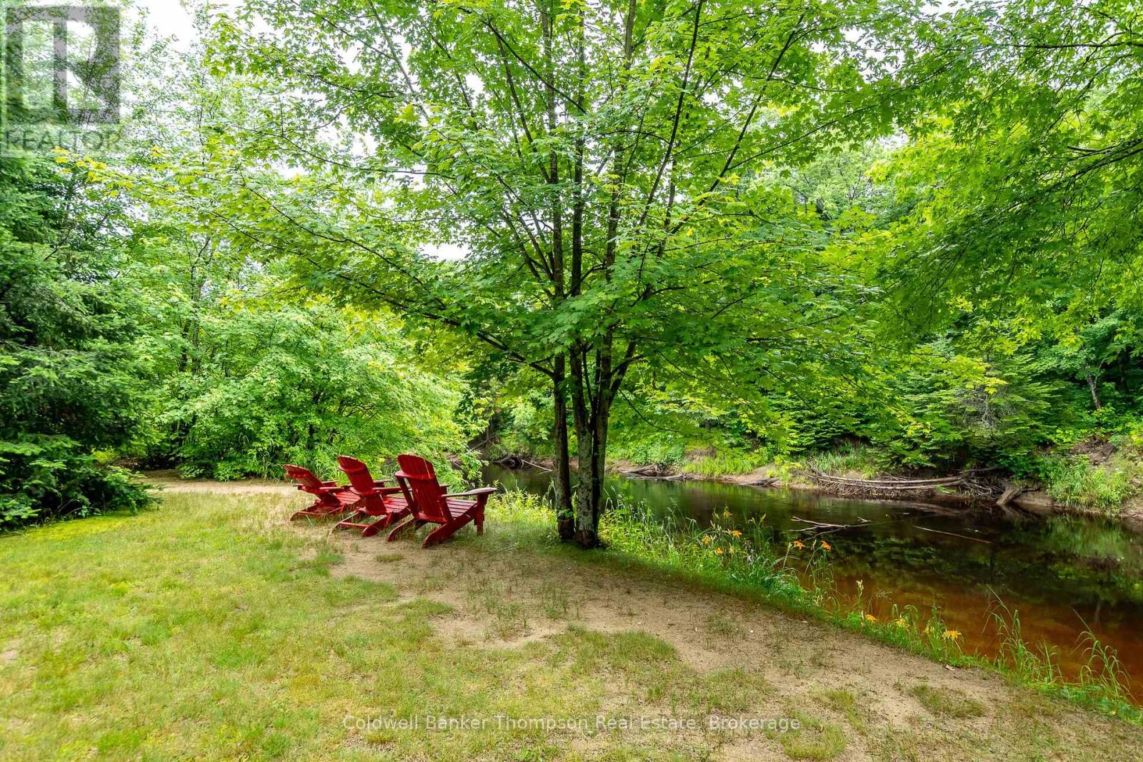 157 Groeger Road, Huntsville, Ontario  P1H 2J4 - Photo 2 - X12202429