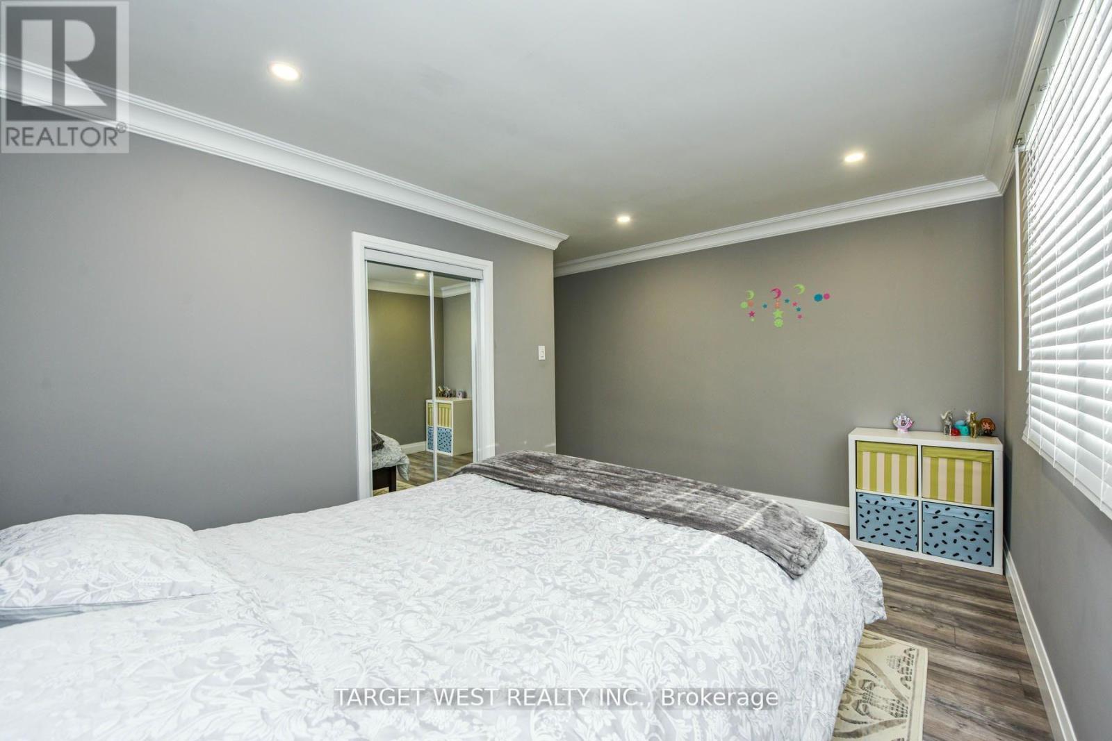 1443 Saginaw Crescent, Mississauga, Ontario  L5H 1X4 - Photo 2 - W12192729