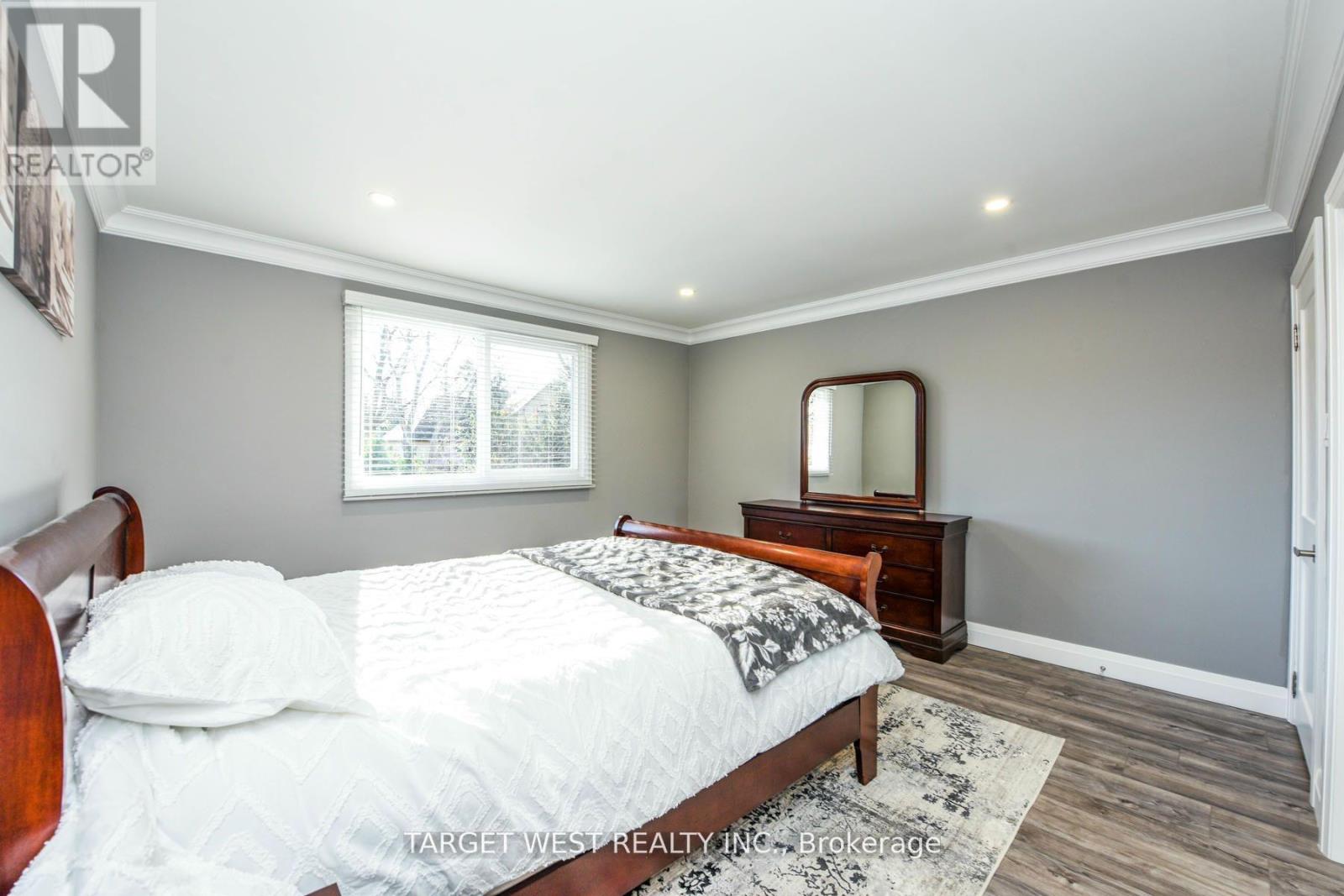 1443 Saginaw Crescent, Mississauga, Ontario  L5H 1X4 - Photo 5 - W12192729