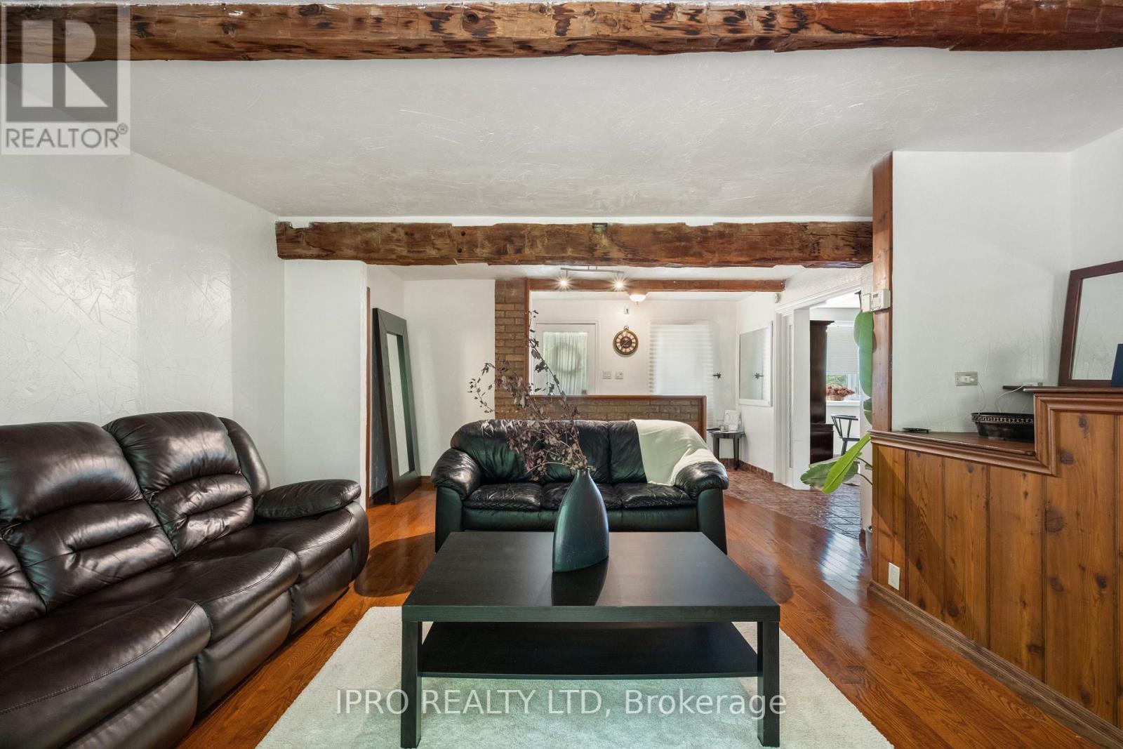 11 Maple Lane, Caledon, Ontario  L7E 0L3 - Photo 4 - W12078497