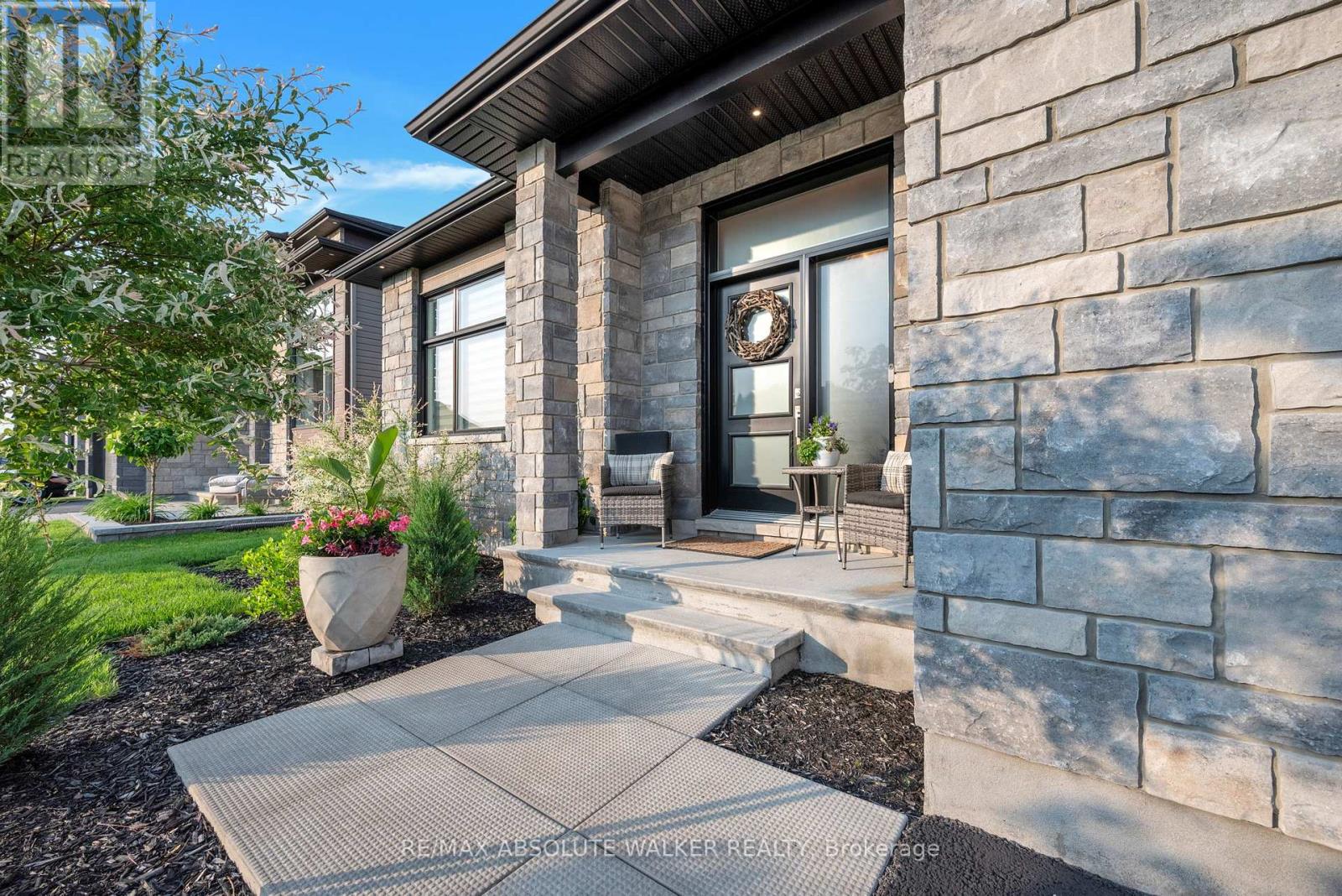 Property at 224 VERSAILLE STREET image 2