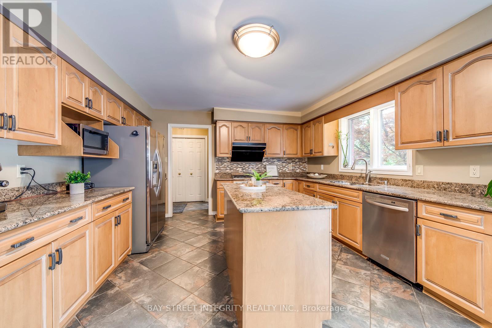 1054 Summit Ridge Drive, Oakville, Ontario  L6M 3K9 - Photo 15 - W12202264