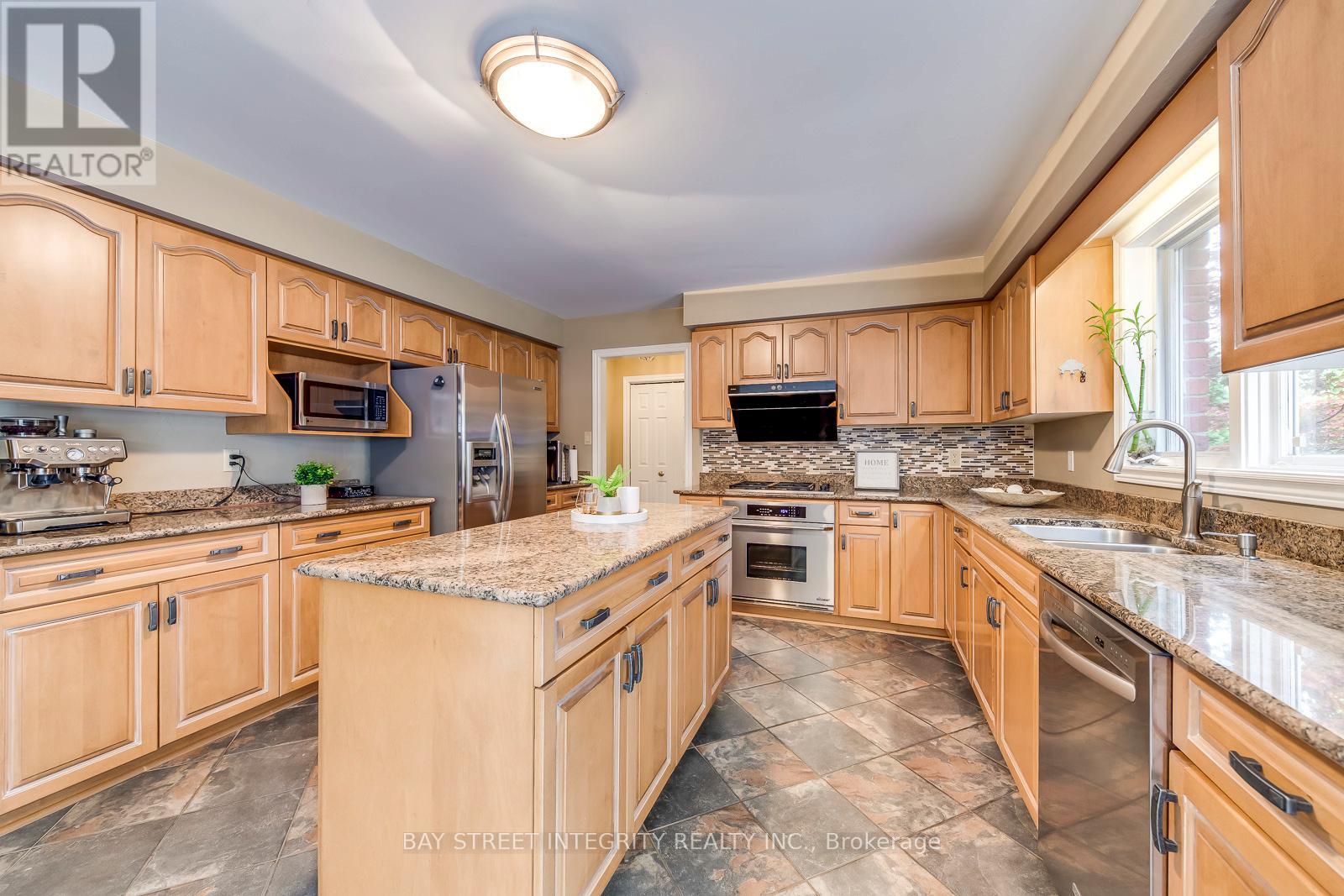 1054 Summit Ridge Drive, Oakville, Ontario  L6M 3K9 - Photo 16 - W12202264