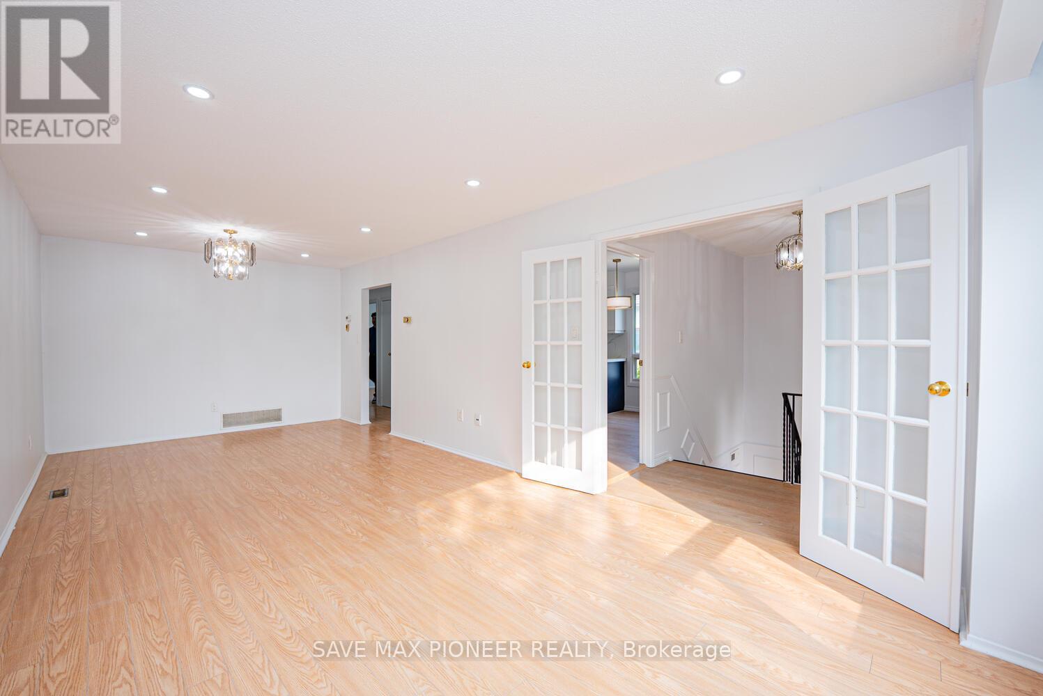 122 Centre Street N, Brampton (Brampton North), Ontario  L6V 2Z3 - Photo 3 - W12202284