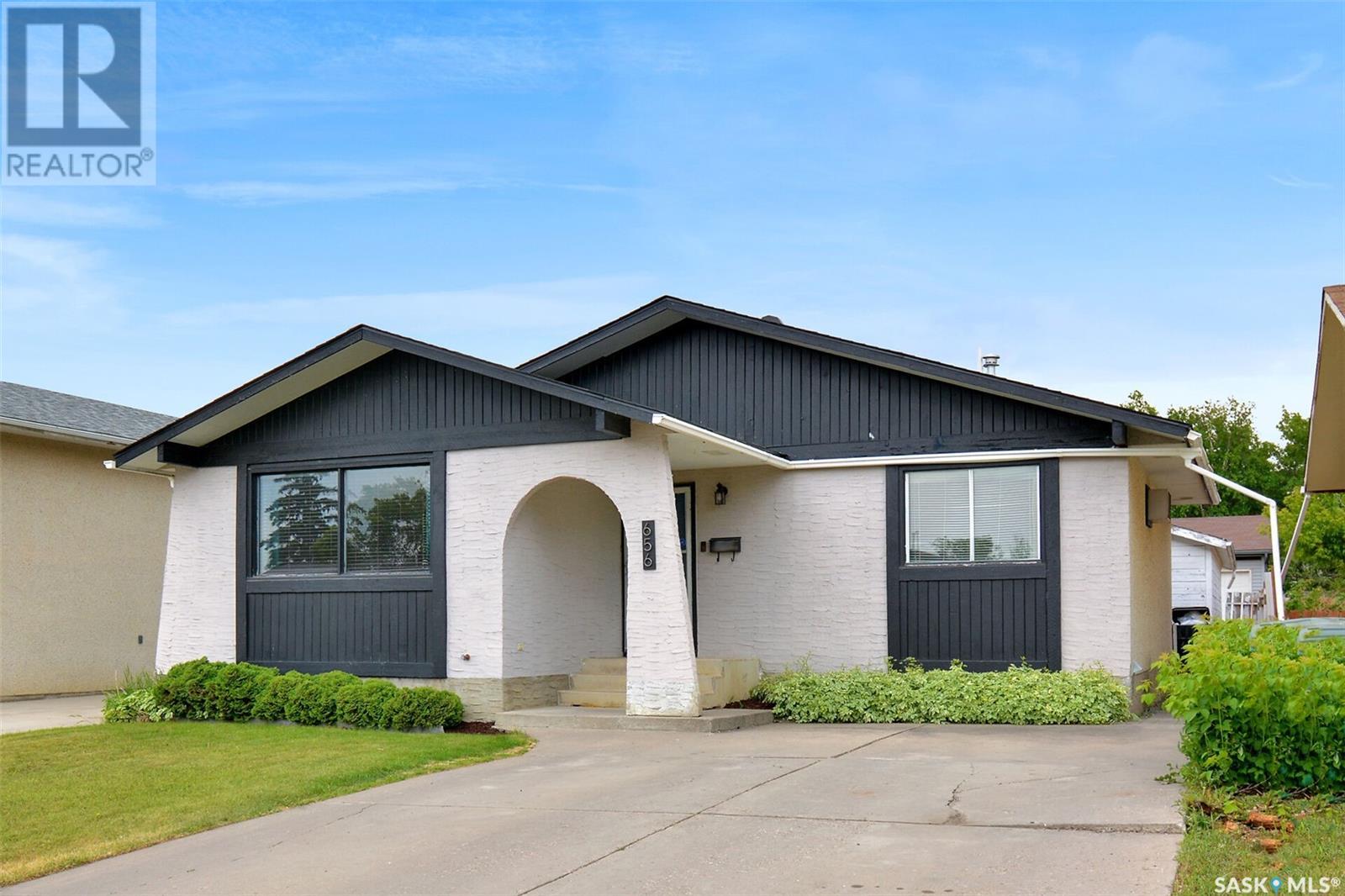 656 Douglas Crescent, Saskatoon, Saskatchewan  S7L 4T9 - Photo 1 - SK008599